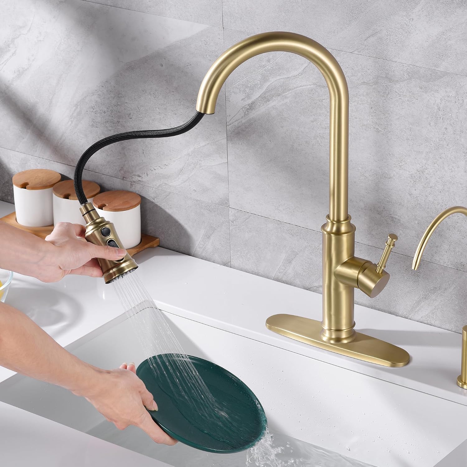 SUMERAIN Brushed Gold Kitchen Faucet with Pull Out Sprayer and 10" Deck Plate, Single Handle Stainless Steel