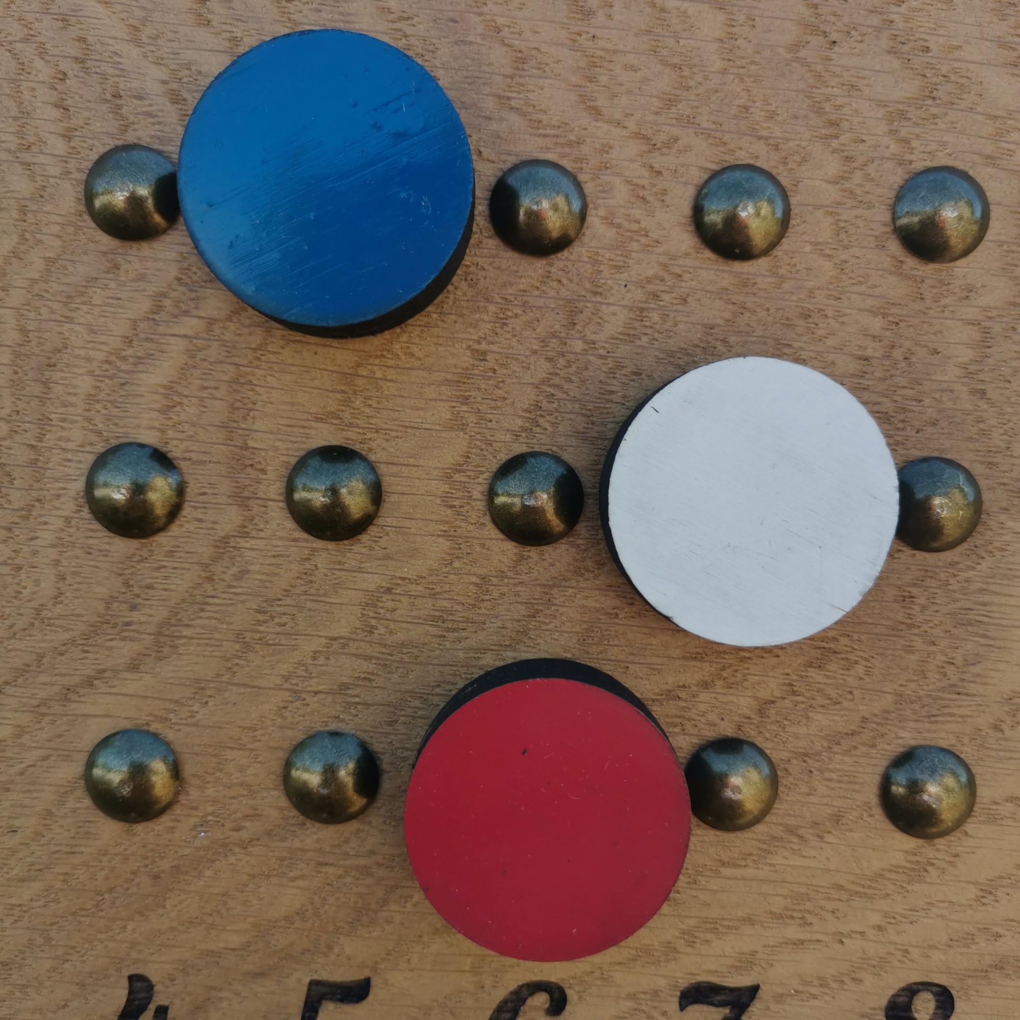 Tit'Adel Tableau de Score pétanque 3 Joueurs avec pions aimantés – Compteur de Points en Bois Massif – Fabrication Artisanale en chêne – Personnalisable – Idée Cadeau pétanque