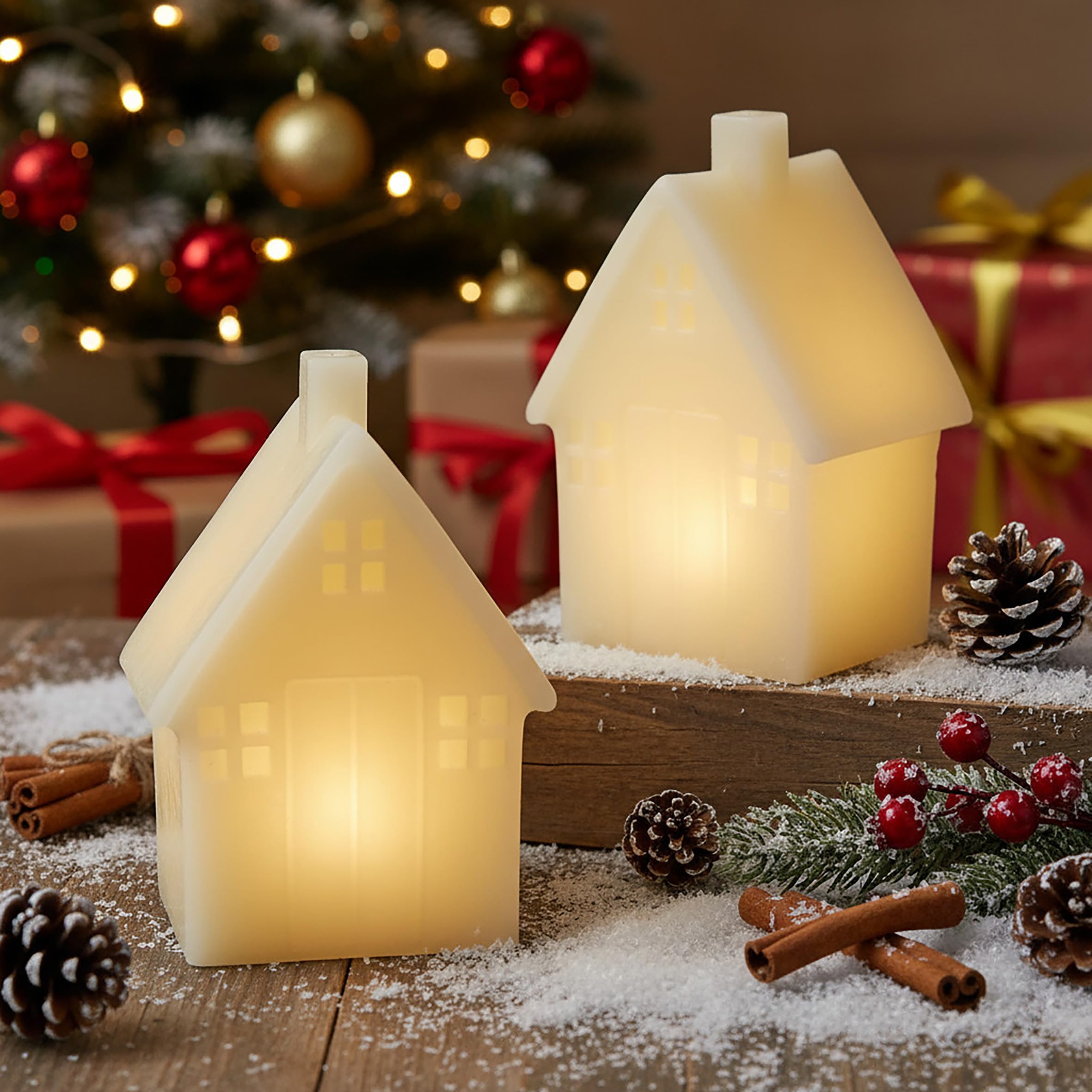 Spetebo LED Motiv Wachskerze Haus 11 cm creme mit Timer - 2er Set | Weihnachts Dekokerze, warm weiß beleuchtet, batteriebetrieben, feuerlos