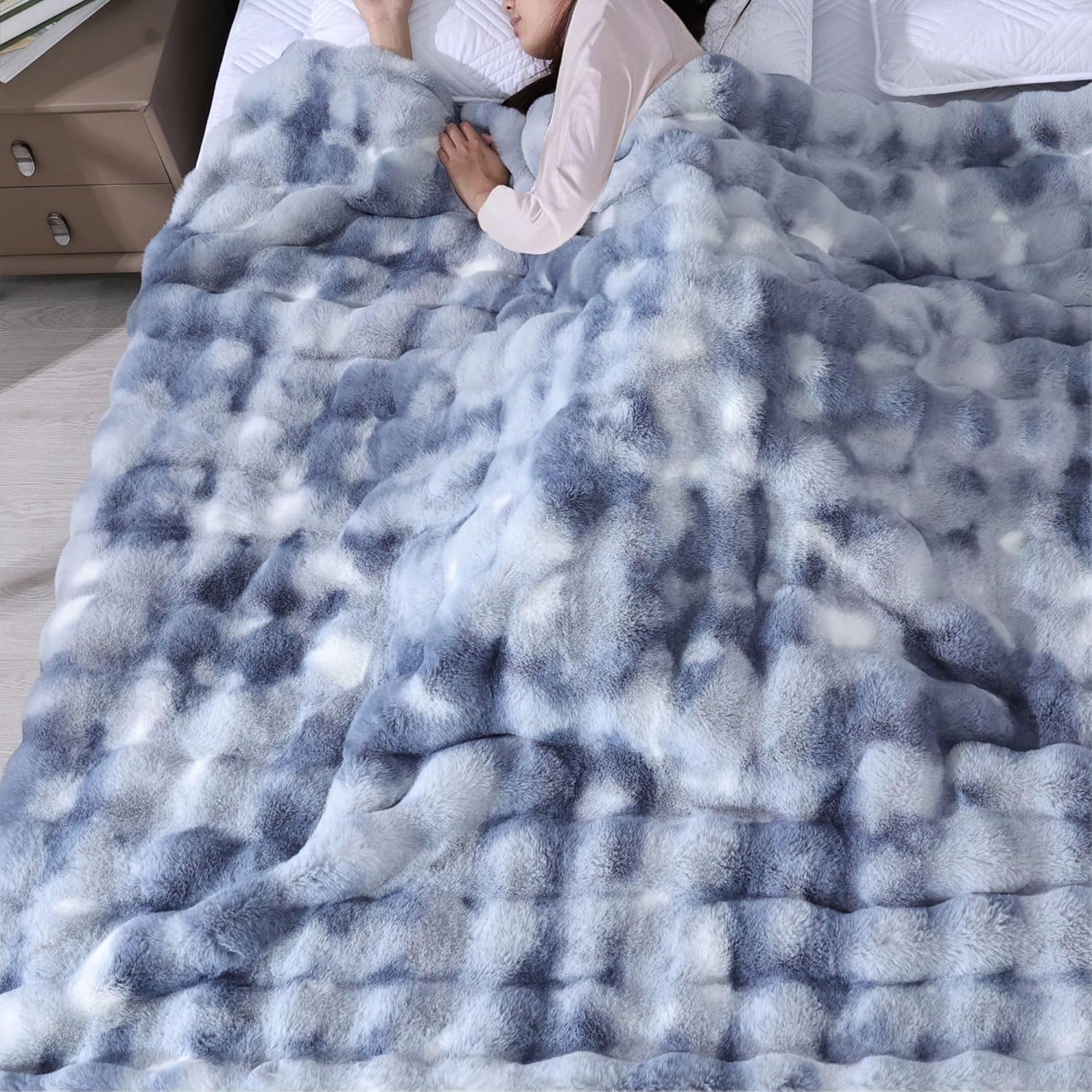 Faux Fur Soft Fluffy Tie-dye Blue Throw Blanket for Living Room Bedroom Couch 60X80 Fuzzy Bubble Thick Throw Blanket Decorative Blanket Home Decor 860 GSM - Image 4