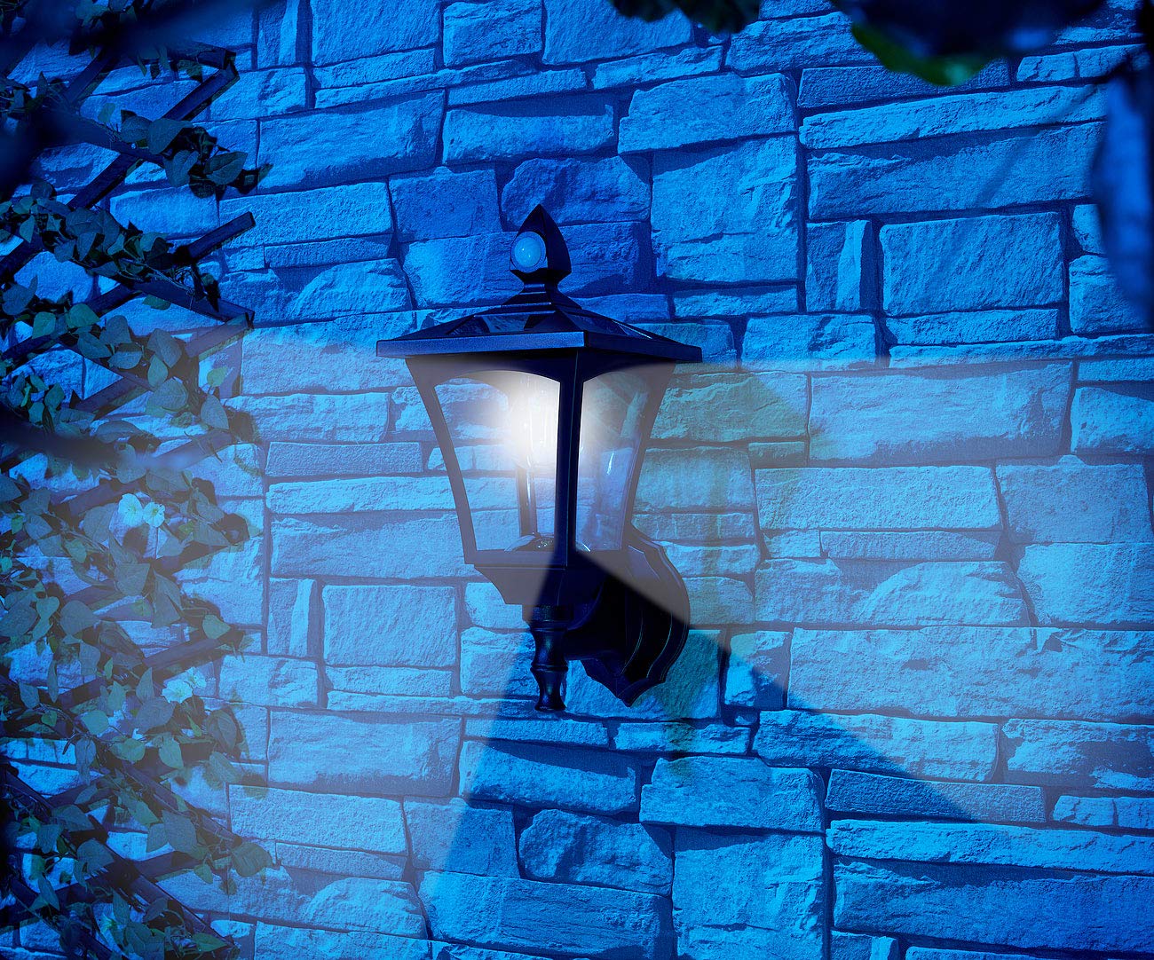 Royal Gardineer Stand Solarleuchten: 2er-Set Solar-LED-Stand- & Wandlaternen, PIR-Sensor, 300 lm (Außenleuchte Standleuchte, SolarLED-Leuchte für Gatensäule)