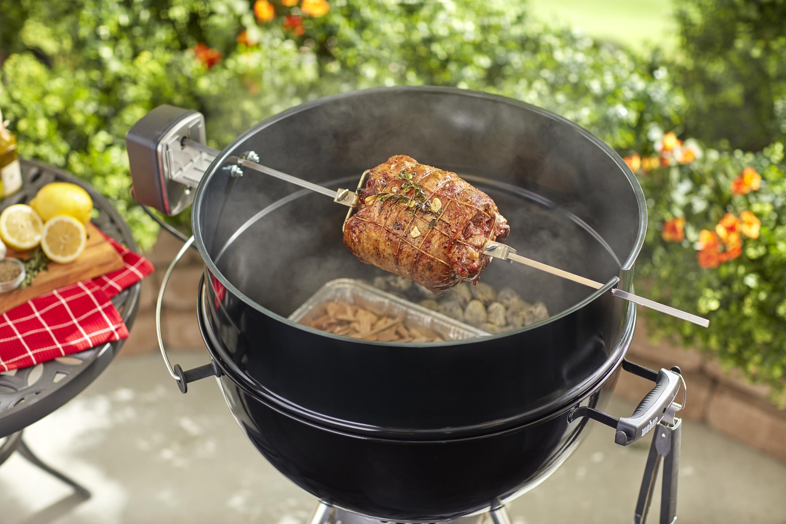 Weber Rôtissoire pour barbecues à Charbon 57 cm/Broche motorisée pour Une Cuisson homogène des rôtis et volailles – Noir/Argent (7494)