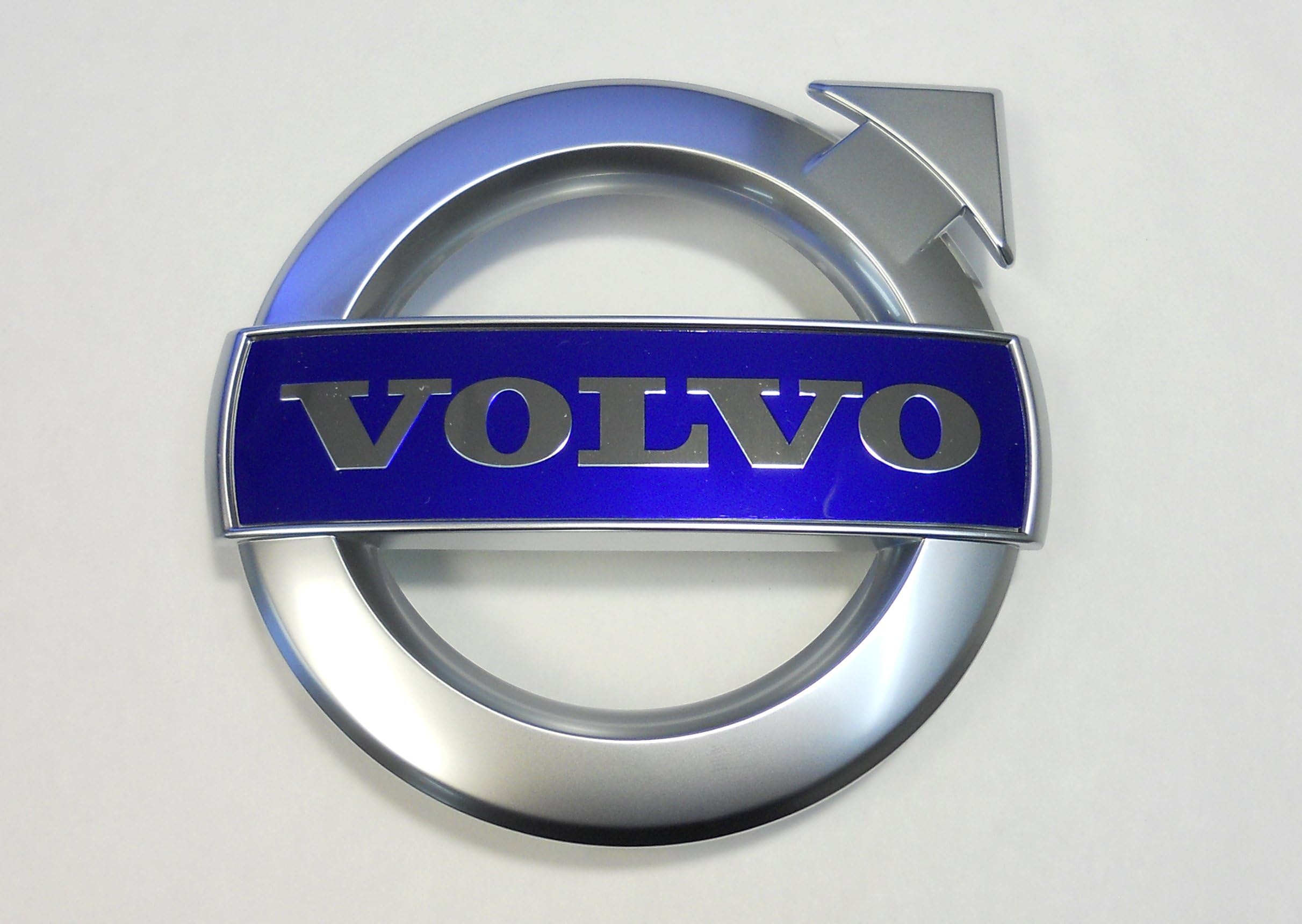 Genuine Volvo Front Grille Emblem NEW OEM XC70 V50 C30 S60 V70 -SEE LIST FOR FIT