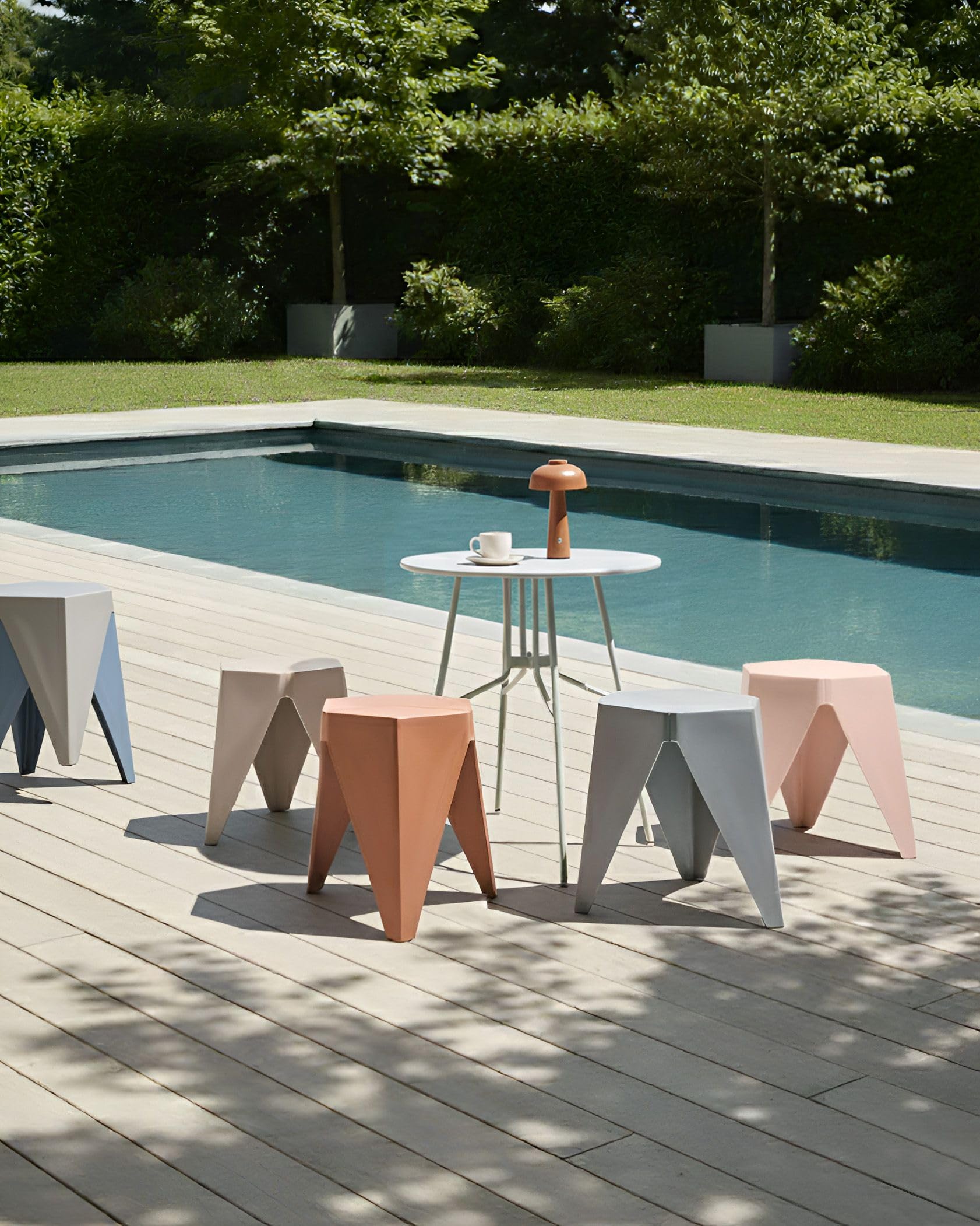 Beliani Ensemble de 4 Tabourets d'Extérieur Sièges d'Appoint Extérieur Synthétique Empilables Tons Pastel Multicolore Karavos