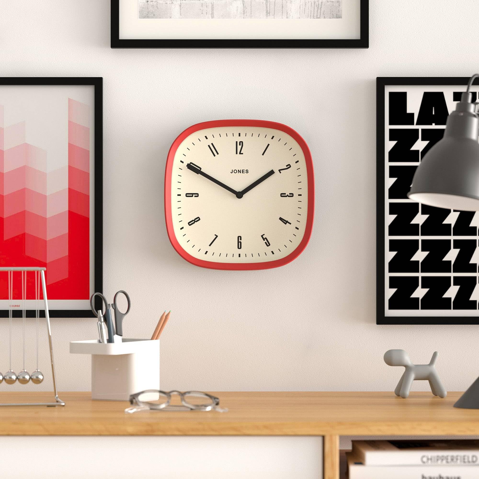 Jones Clocks® Marvel Orologio a parete | Orologio quadrato moderno retro arrotondato | 25cm | Rosso | Look di design interessante per cucina, soggiorno o ufficio