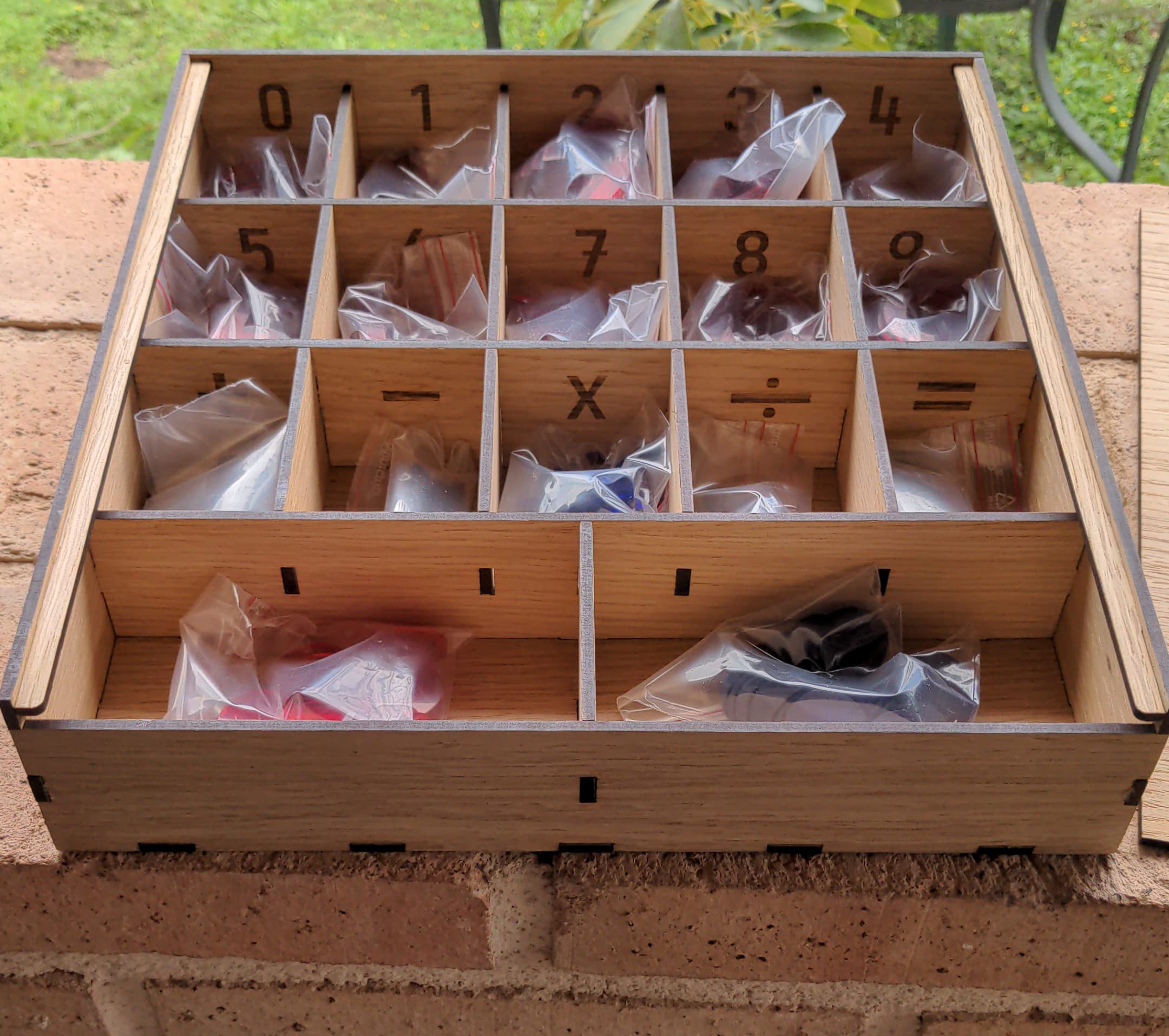 Caja de Números Montessori – Material Educativo para Matemáticas | Números de Metacrilato Transparente para Mesa de Luz | Ideal para Primeras Operaciones Matemáticas y Aprendizaje Visual