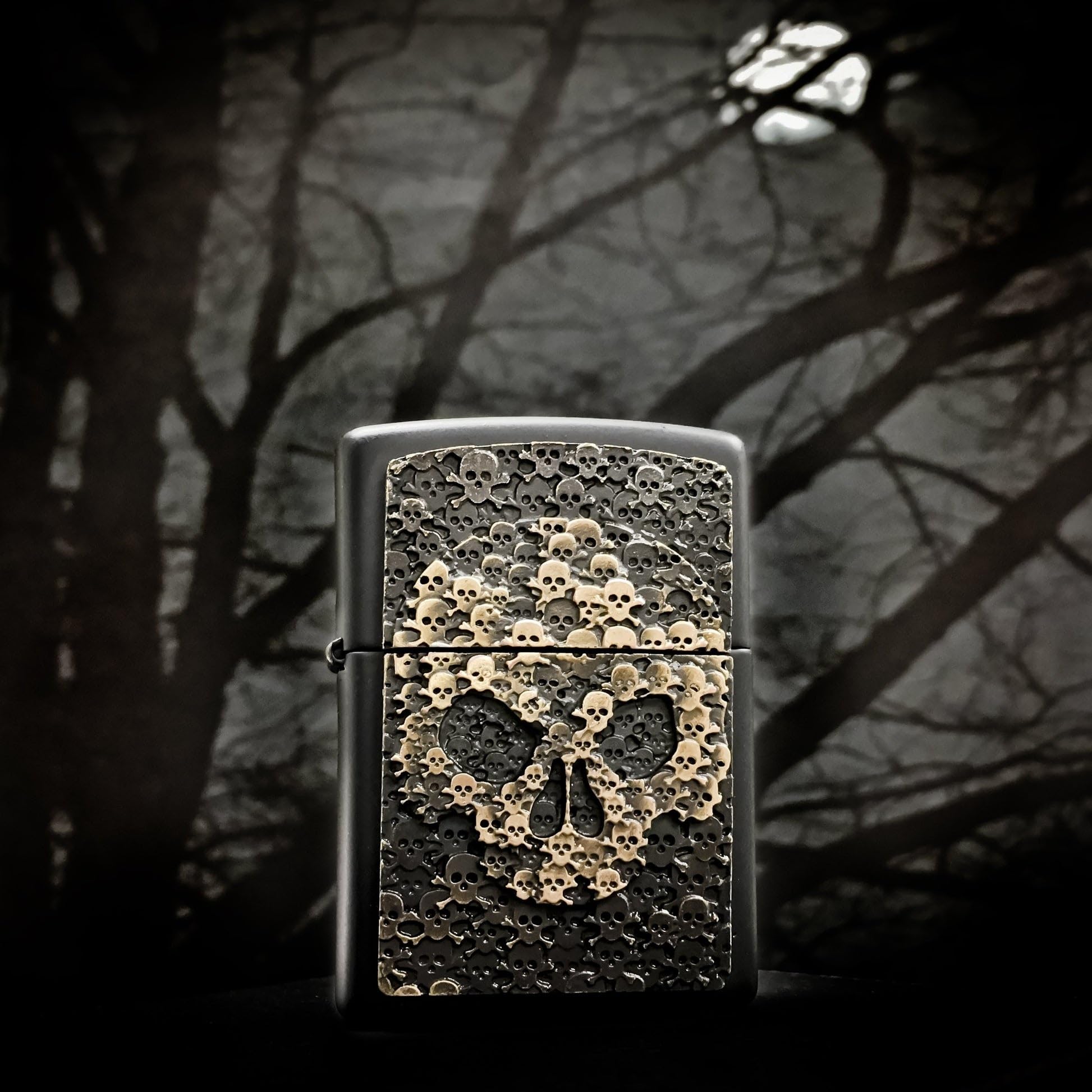 Zippo Sturmfeuerzeug - Skull, Black Matte, Emblem - Nachfüllbar - Wiederverwendbar - Windfestes Design - Geschenkbox - Made in USA