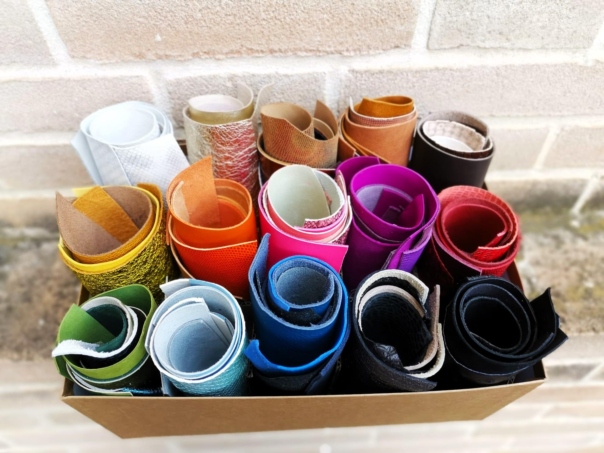 LA GARZARARA - 75 découpes de cuir en 15 nuances différentes - Minimum 12 x 15 cm - Sélection aléatoire pour l'artisanat couture et les créations artisanales - 5 pièces par couleur - 75 pièces