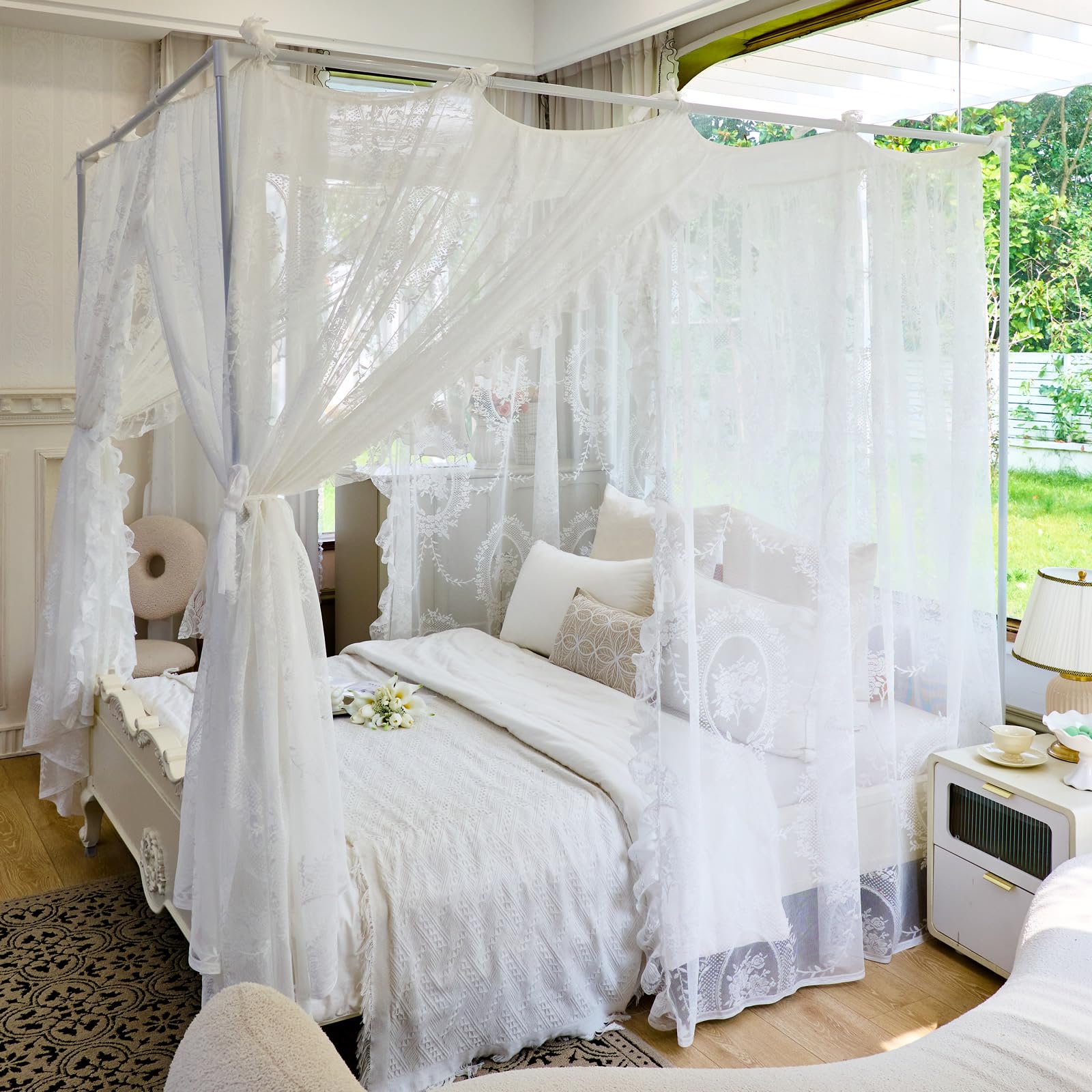 AIKASY Elegante Spitze Prinzessin 4 Poster Betthimmel Moskitonetz - Romantische Hochzeit Braut Schlafzimmer Dekor Kinderzimmer Bettvorhang für Damen Erwachsene - (Weiß - 2, Queen)
