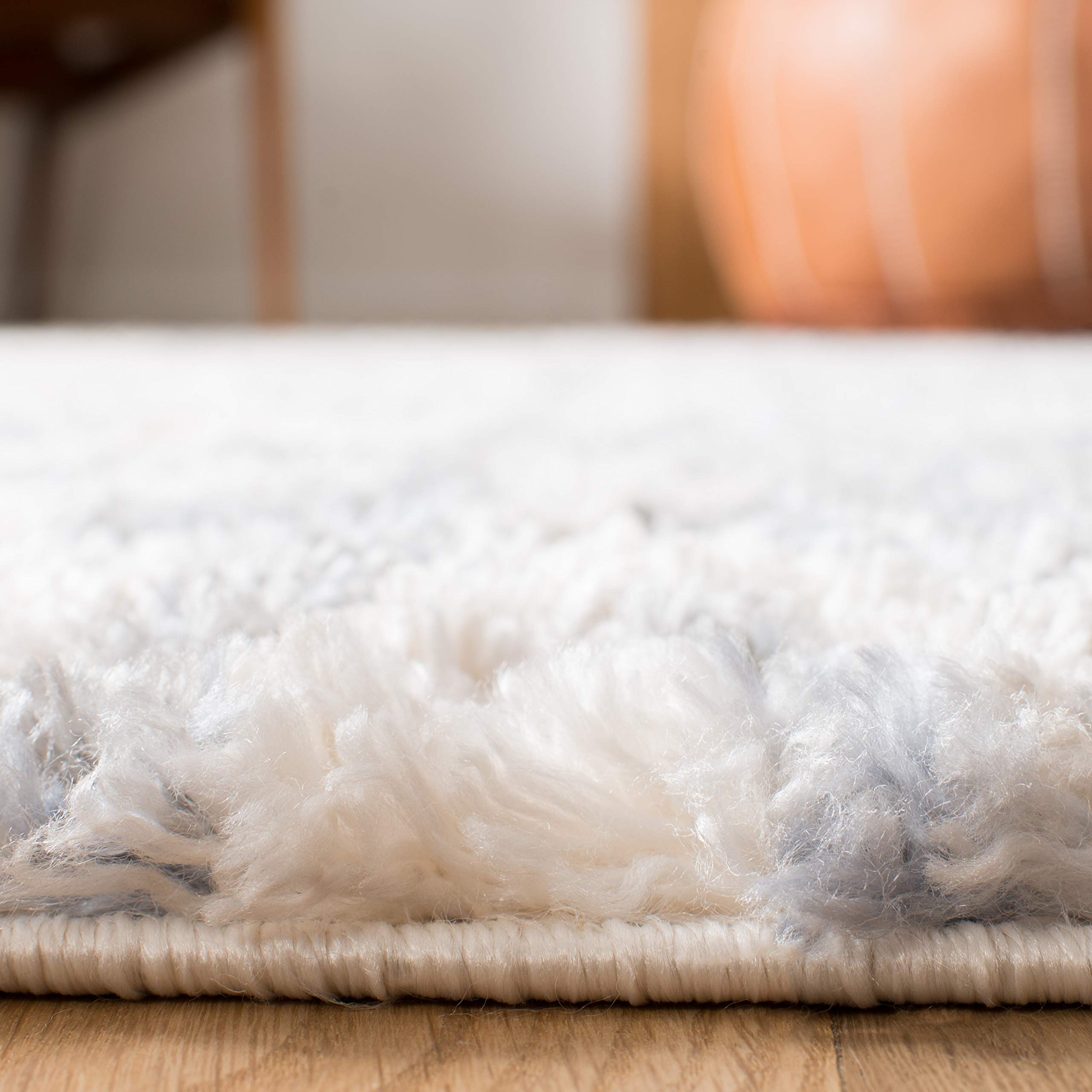 SAFAVIEH Tapis Shag pour Salon, Salle à Manger, Chambre à Coucher - Berber Fringe Shag Collection, Tapis à Poil Court, Crème et Marine, 183 X 274 cm