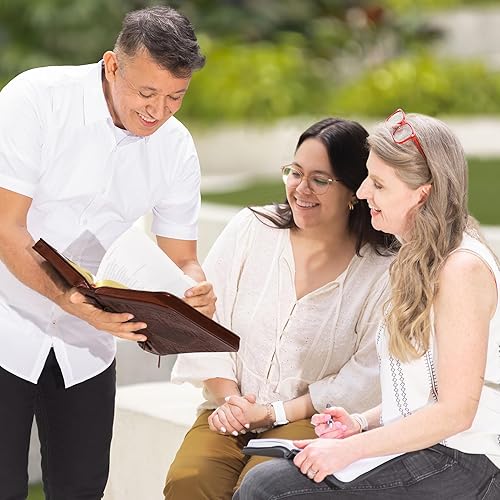 Miniatura 9 de Christian Art Gifts Portada de la Biblia clásica para hombre con nombres de Dios Éxodo 346, piel sintética marrón, talla M