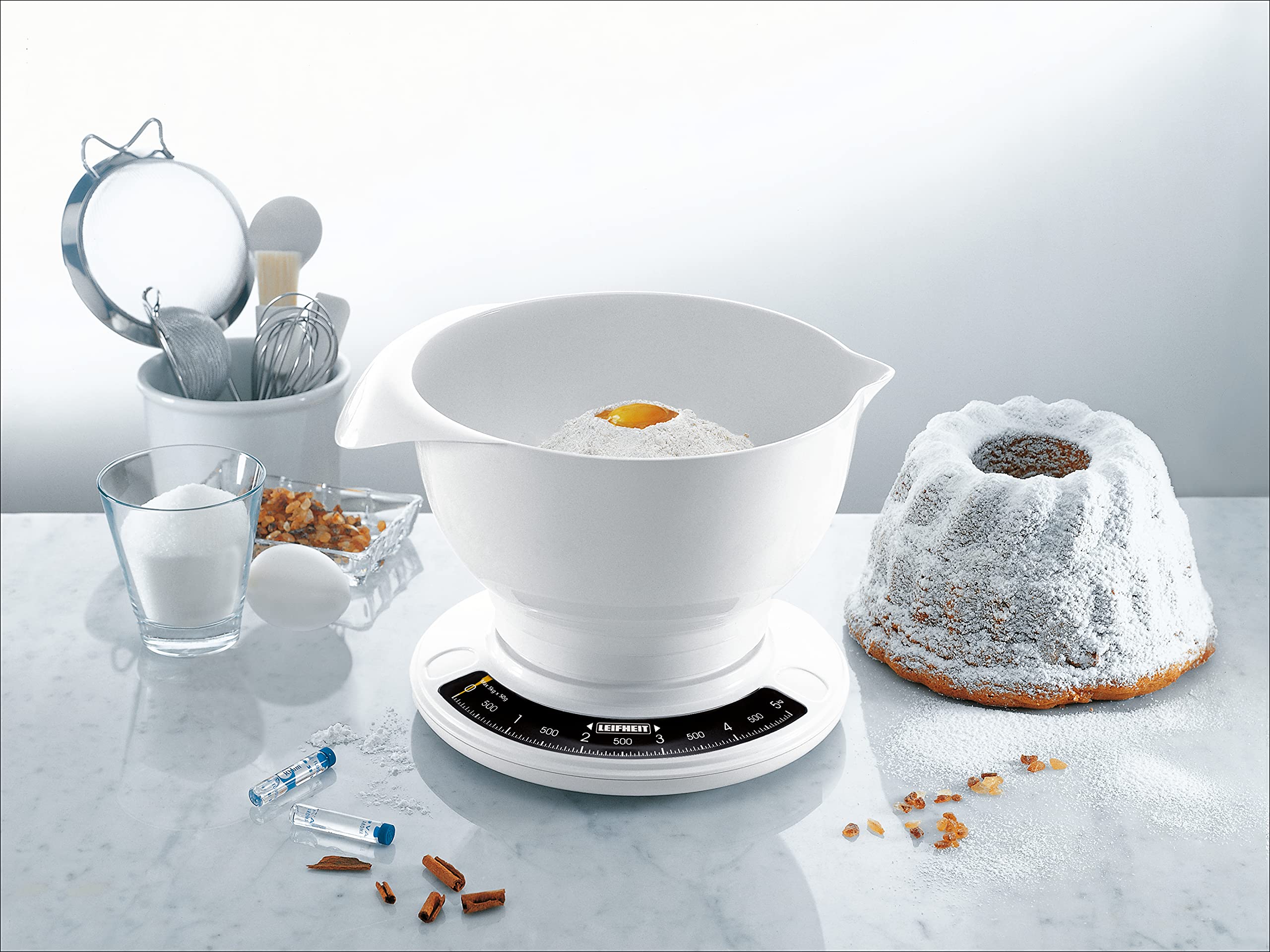 Leifheit Analogowa waga kuchenna, wykonana z wysokiej jakości tworzywa sztucznego, w zestawie zdejmowana miska do mieszania, waga domowa o nośności 5 kg, nadaje się do mycia w zmywarce, waga kuchenna analogowa, mechaniczna funkcja tarowania