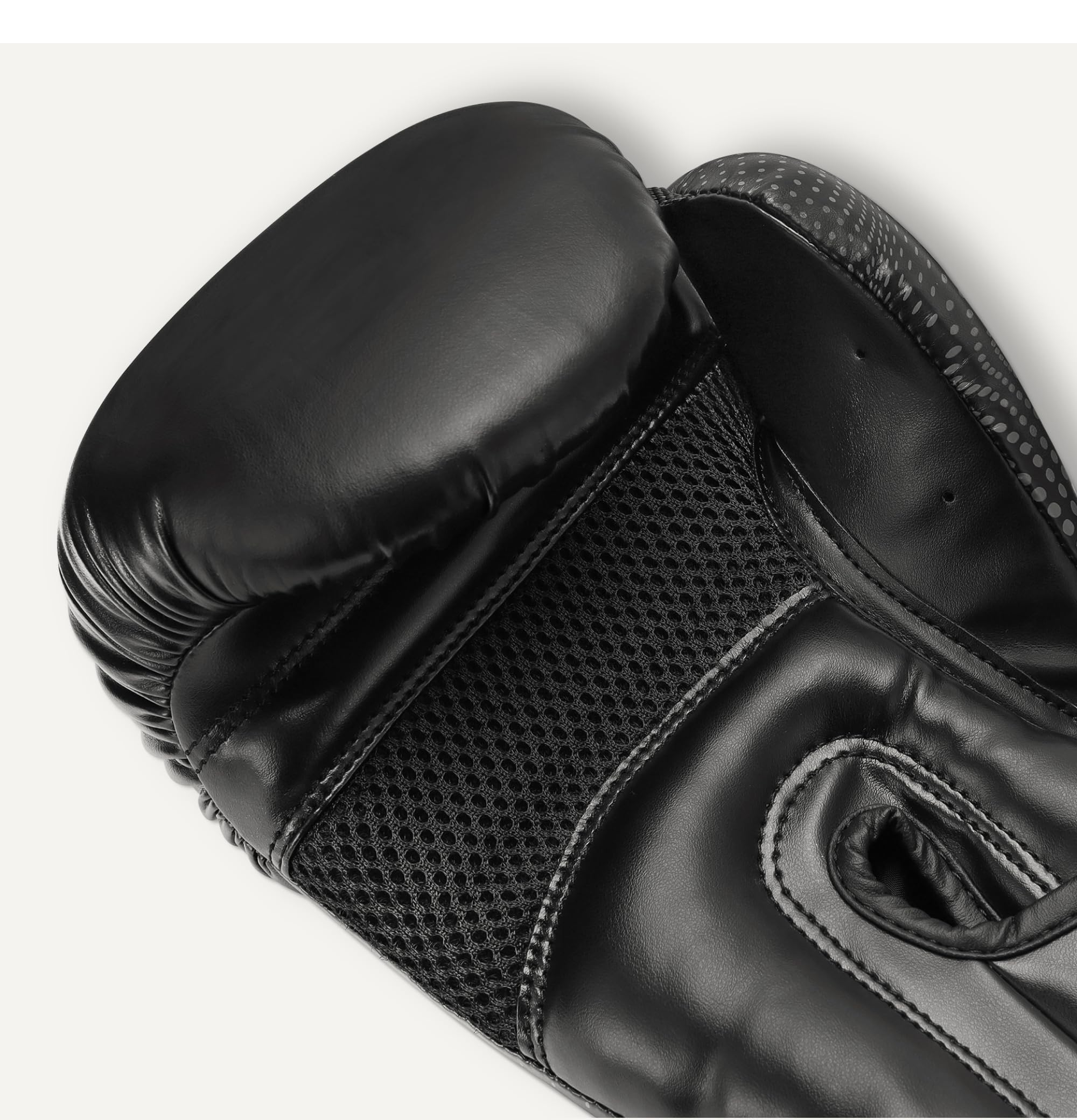 Amazon Basics Gants de Boxe en Cuir Synthétique pour Hommes et Femmes - Gants d'Entraînement pour Sparring, MMA, Muay Thai - Design Ergonomique et Respirant avec Support Poignet - Noir - 4