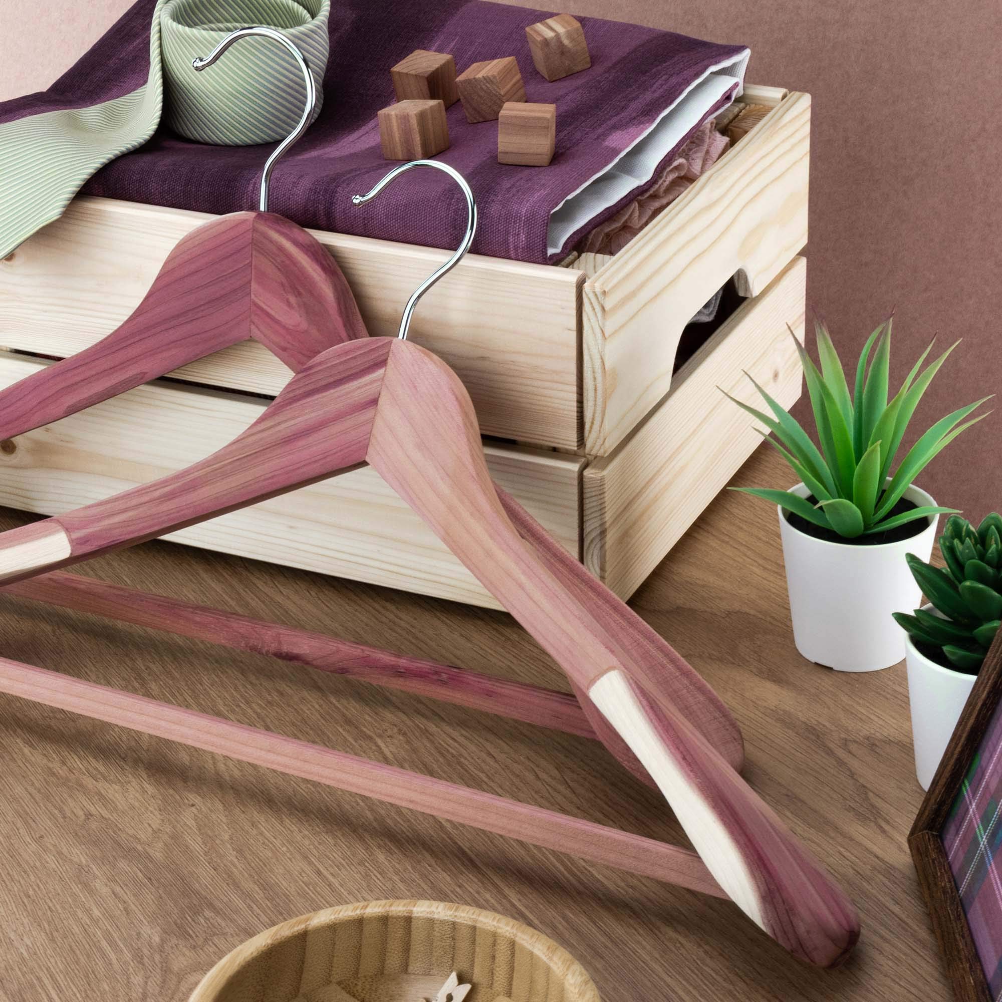 Hangerworld 5 Perchas Traje 45cm Madera de Cedro Antipolilla Hombreras Anchas Barra Antideslizante