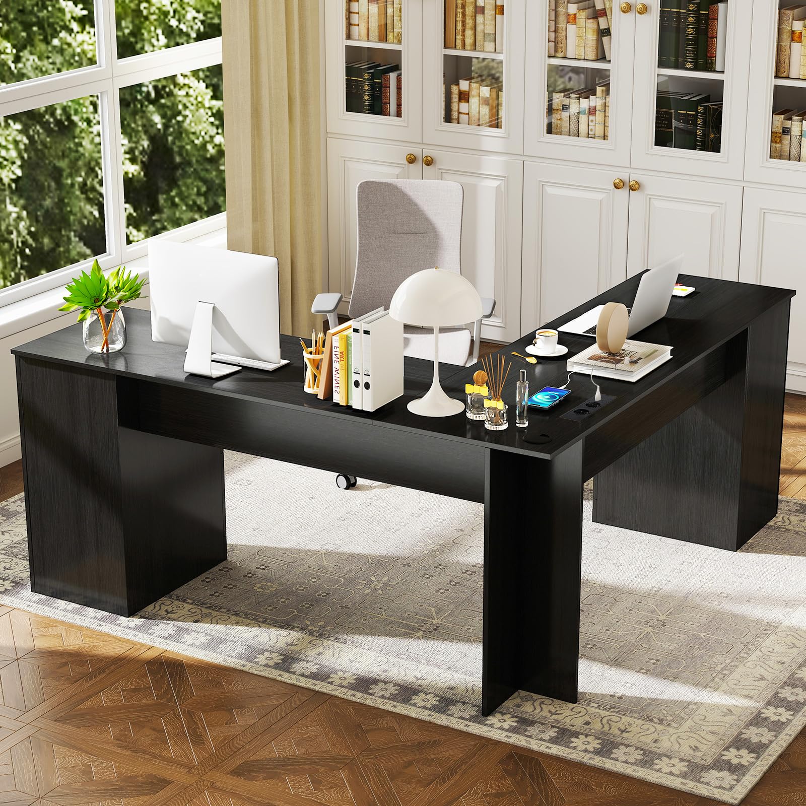 COSTWAY Scrivania Angolare con Prese di Corrente, Scrivania ad Angolo Moderna con 2 Cassetti, Armadio, Mensola Regolabile e Vassoio per Tastiera, Ideale per Gaming, Lavoro e Scrittura (Nero)