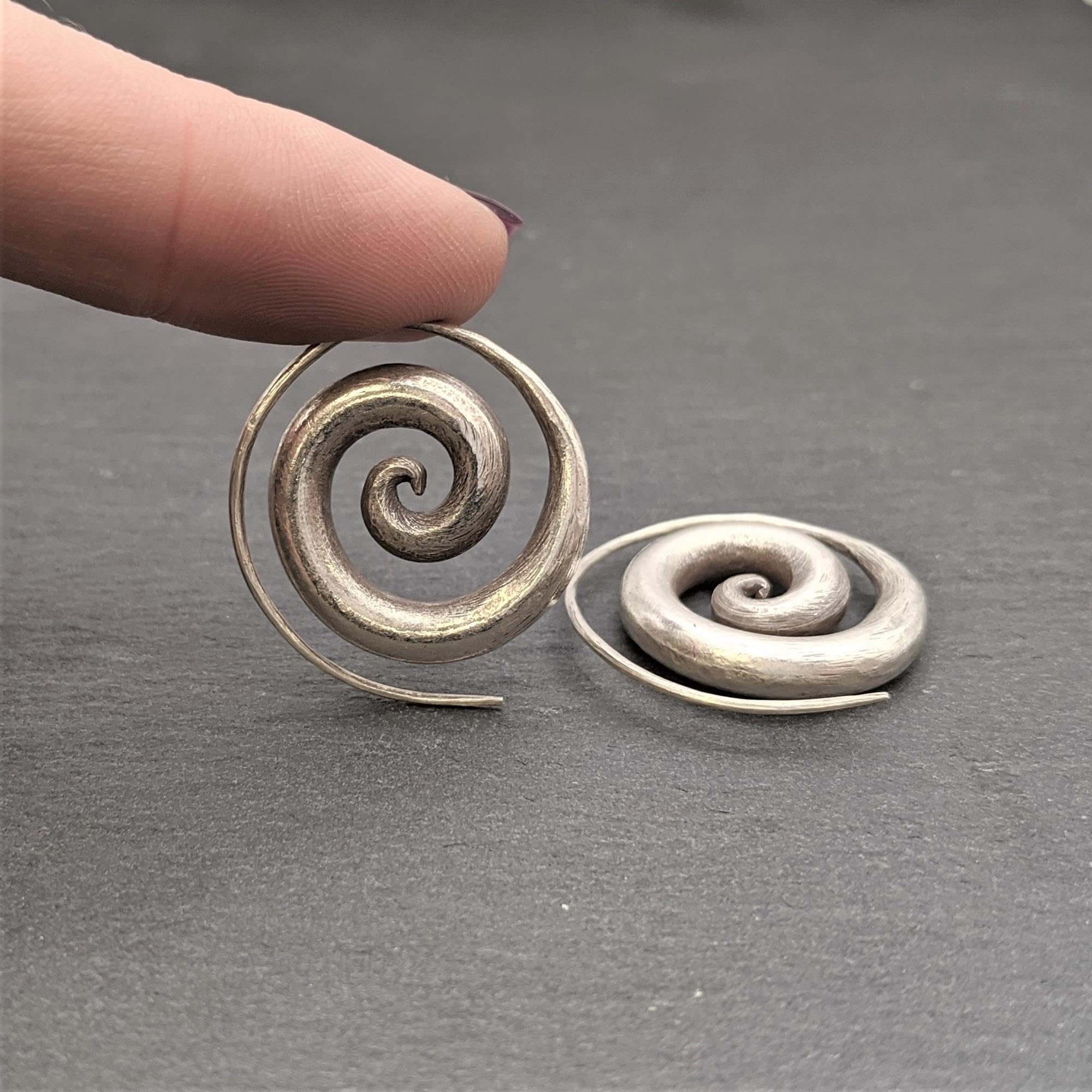 81stgeneration Karen Hill Tribe Pendientes de Plata con Espiral | Aros Tribales de Plata Pura 999 para Mujer | Pendientes de Aro Bohemios Artesanales de 28mm | Diseño Minimalista para Uso Diario