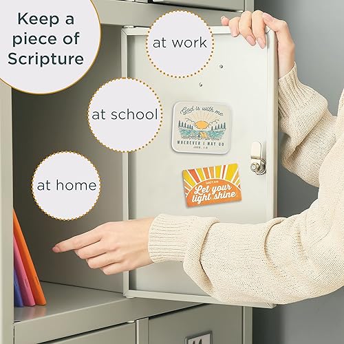 Miniatura 5 de Christian Art Gifts Imán inspirador para refrigerador con versículo bíblico para hombres y mujeres Dios está conmigo