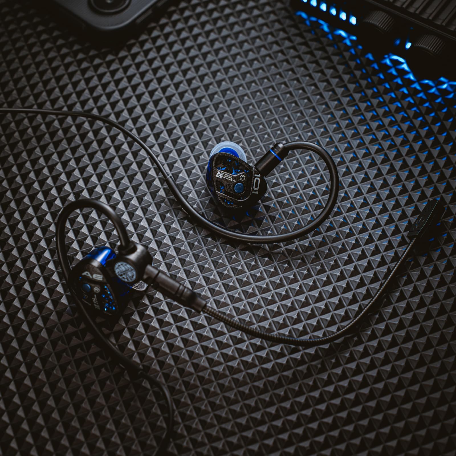 Tangzu Xue Tao AE-101 Gaming IEMs, 10 mm Glasmembran dynamischer Treiber, In-Ear-Monitore mit abnehmbarem Mikrofon, benutzerdefiniertes Gaming-Kabel, für PC/Handy/PS5/Switch (Blau, 3,5 mm