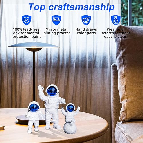 Miniatura 4 de Juego de 4 piezas de decoración de estatua de astronauta, adorno de figura de astronauta de poliresina azul, 3 piezas de espejo y 1 llavero para