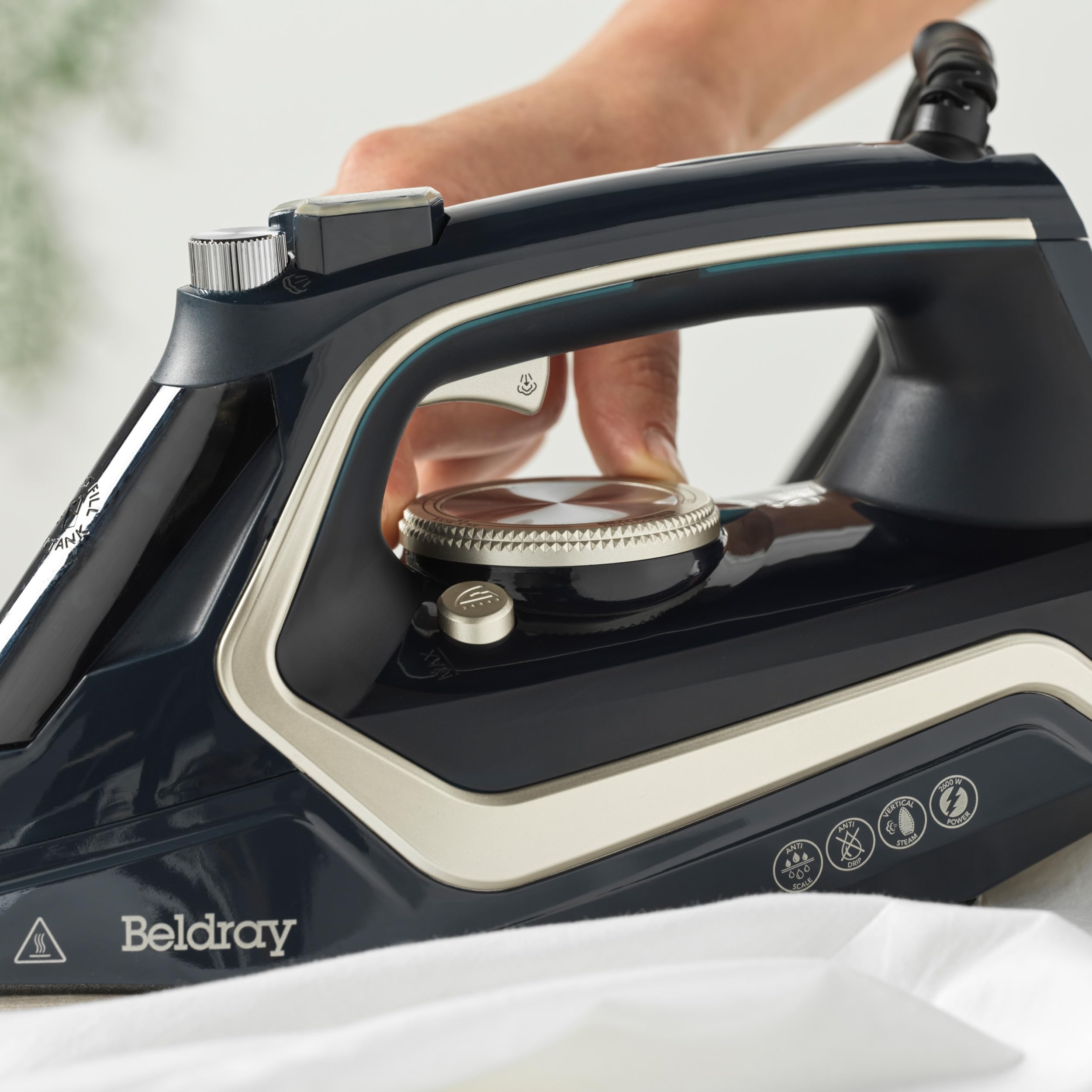 Beldray Ultra Sleek Ferro da stiro a vapore 2600 W, colpo vapore 140 g/min | Piastra in ceramica antiaderente, serbatoio da 280 ml, temperatura regolabile, funzione autopulente, cavo da 2,5 m