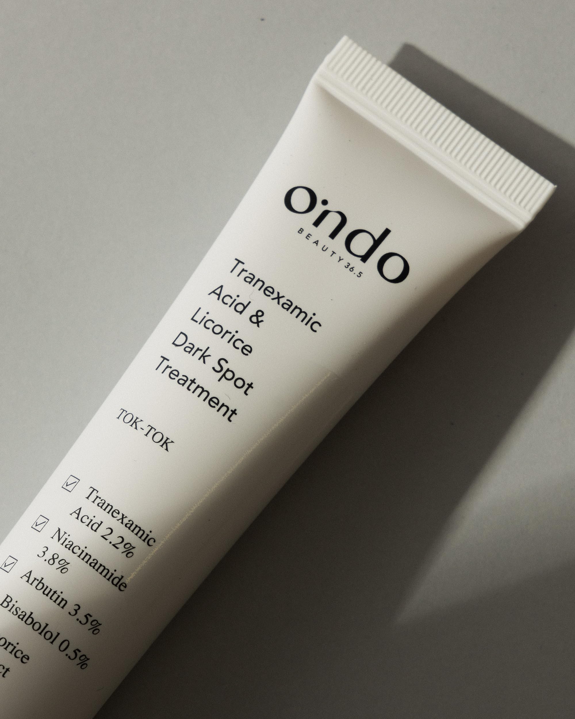 Ondo Beauty 36.5 TRANEXAMIC ACID & LICORICE DARK SPOT TREATMENT, Wegański krem z kwasem traneksamowym i niacynamidem, zabieg na plamy na twarzy, przebarwienia, jednolity odcień skóry, 30 ml