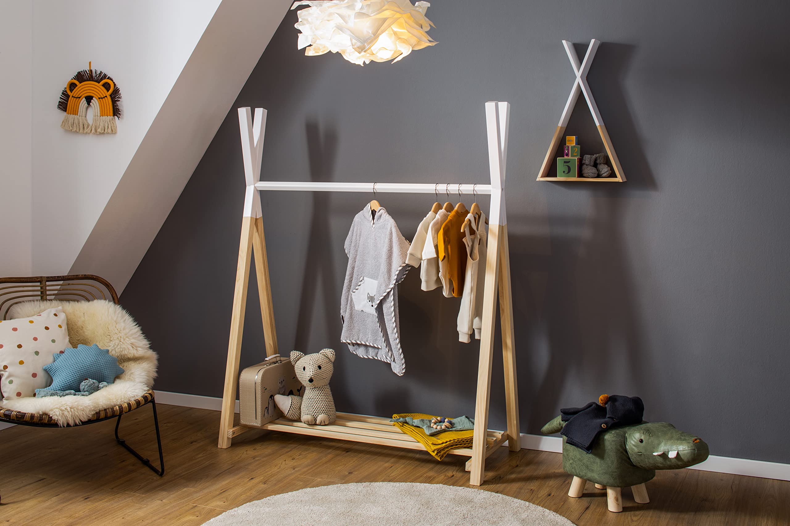 Puckdaddy - Perchero Infantil Hugo 115 x 50 x 142 cm de Pie - Madera Maciza de Pino, Diseño Tipi Blanco Natural - Colgador de Ropa con Zapatero para la Habitación Infantil y del Bebé