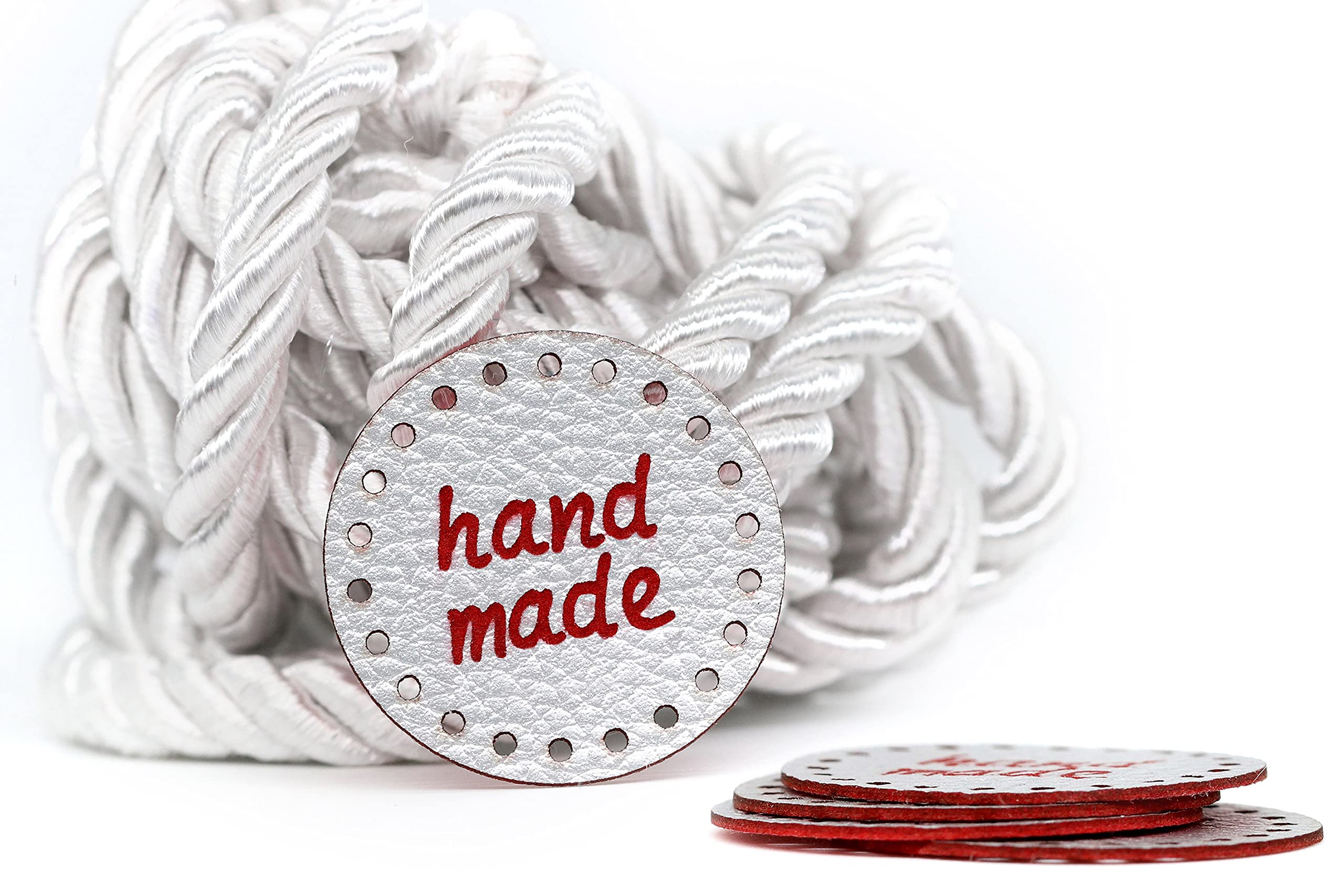 Etichette Handmade PU Rotonde - Rosso-Argento MOD. RO02 - Tag Handmade Etichette Etichette Handmade da Cucire Fatto a Mano (30 Pezzi - Testo Personalizzato)