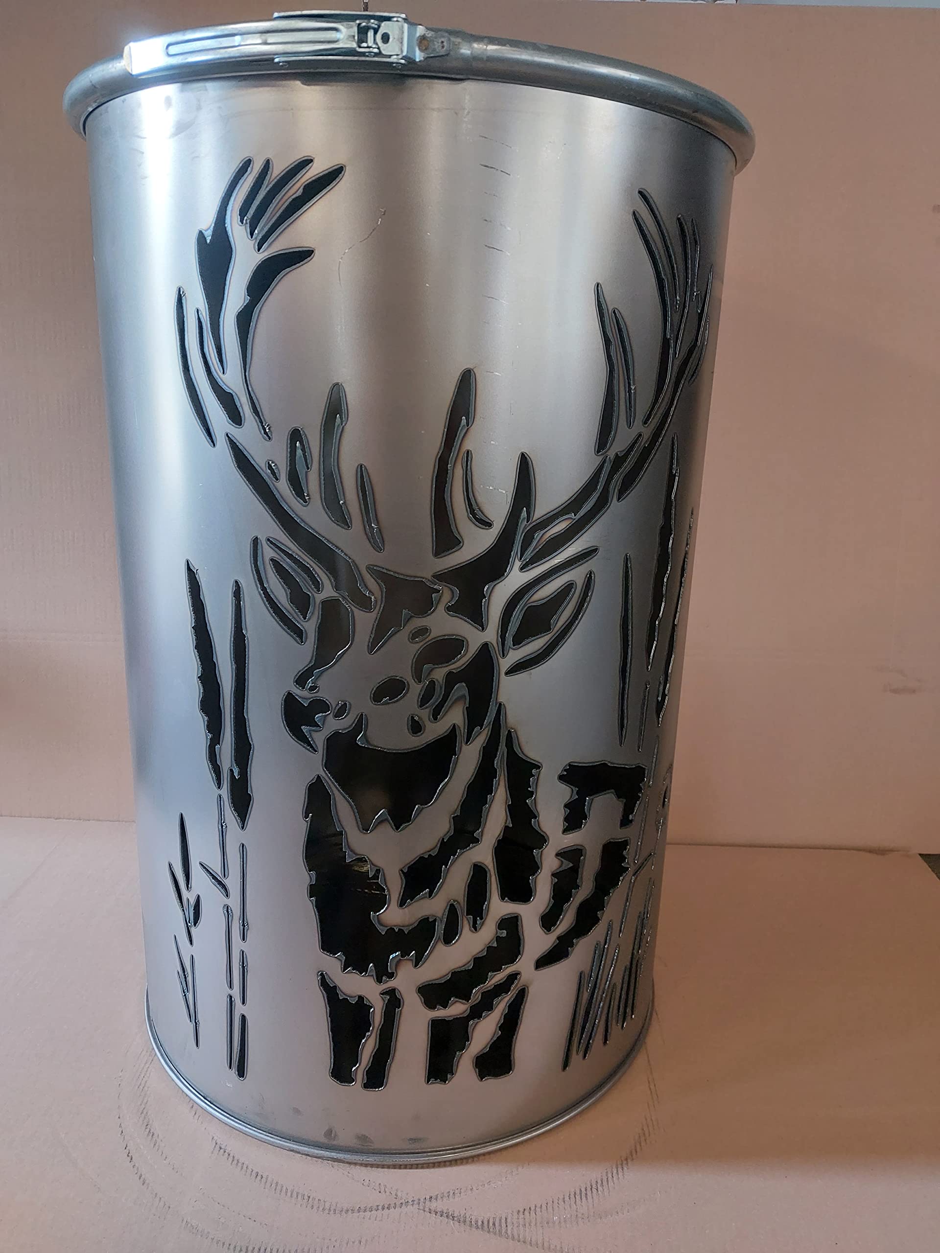Feuertonne mit - Hirsch im Gras - Motiv - Gefertigt aus neuem Ölfass - Besondere Feuerstelle für Garten und Terrasse - Hohe Feuerschale mit Rostoptik - 90 x 60 cm