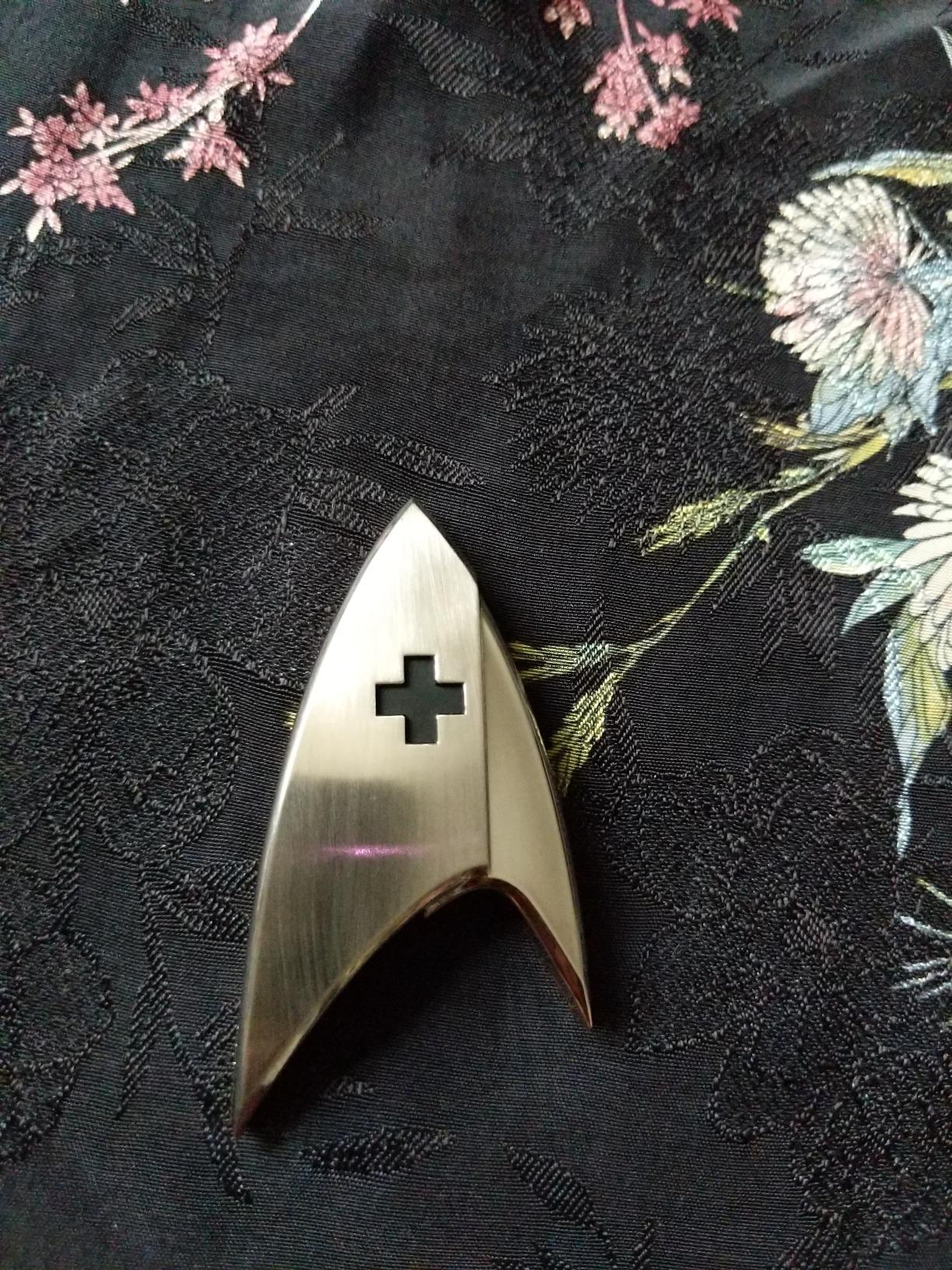 Insignia Médica De Star Trek Discovery – Pin Magnético De Metal Cepillado, Coleccionable De 6.5 Cm