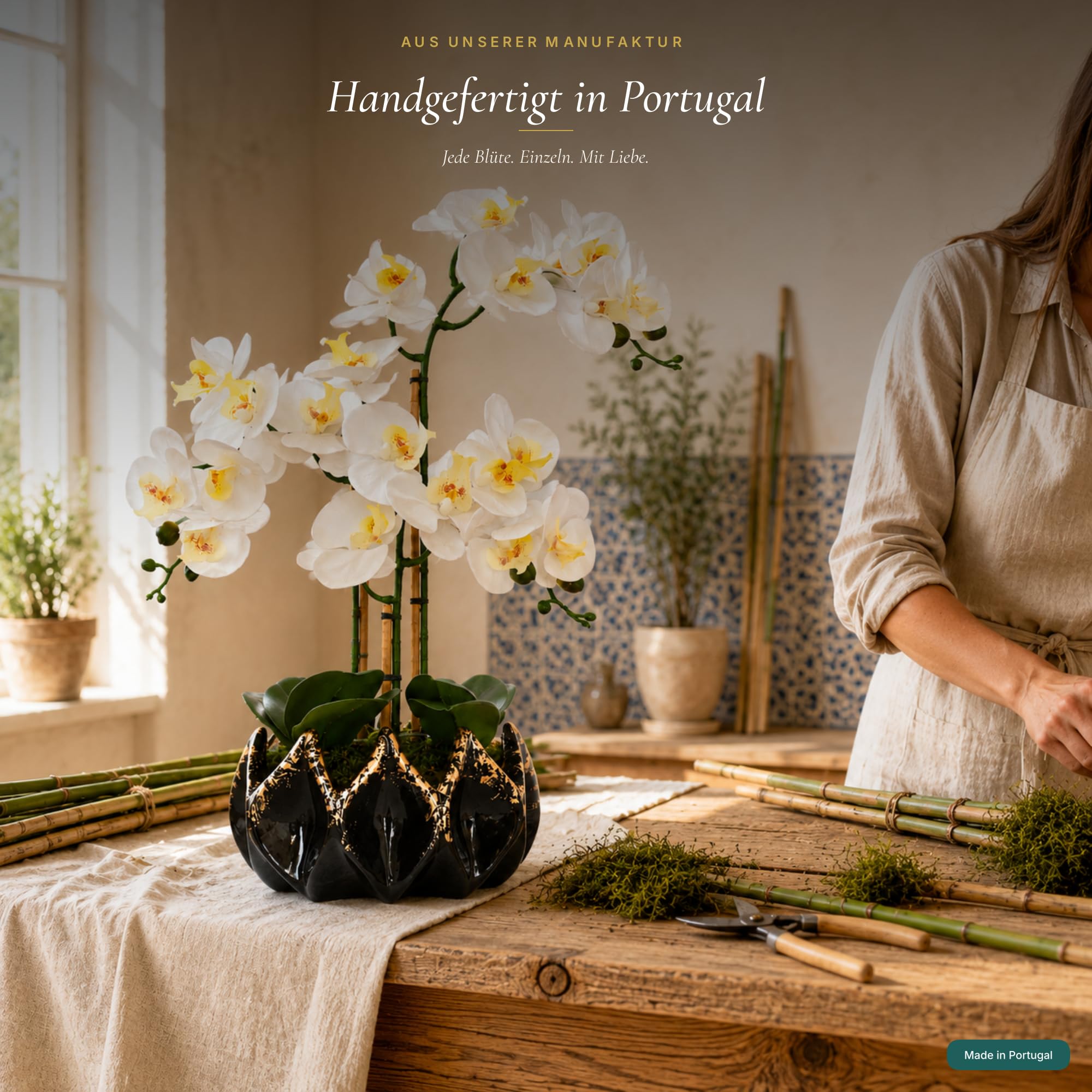 Orquídeas artificiales de 70 cm – Orquídea artificial Phalaenopsis hecha a mano en maceta de cerámica negra y dorada con bambú auténtico, sin mantenimiento – Decoración (negro y dorado)