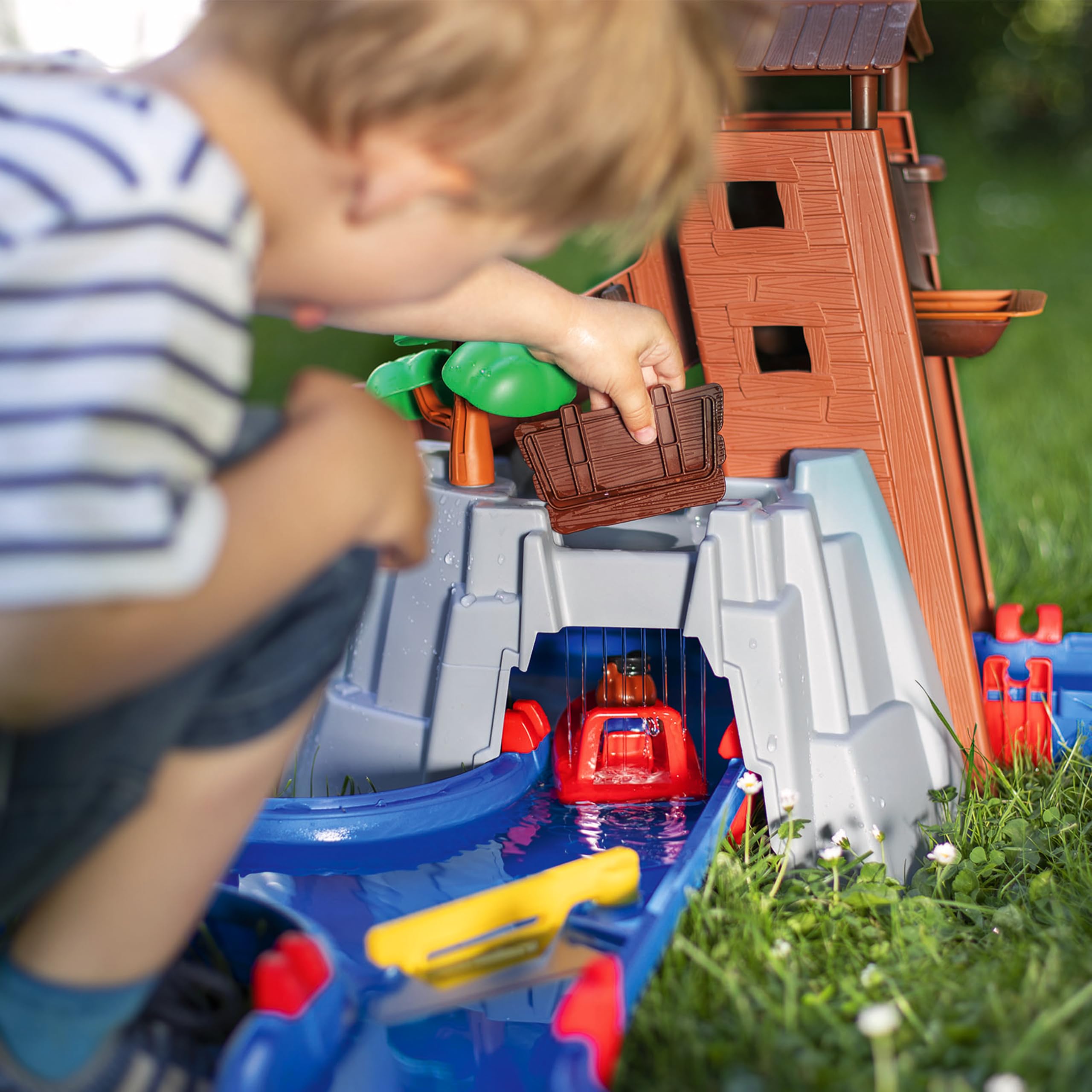 AquaPlay, Adventure Land, 8700001547, +3 Anni, Personaggi di Nils e Bo, Due barhe Incluse, Grotta con Cascata, Cannone spara Acqua