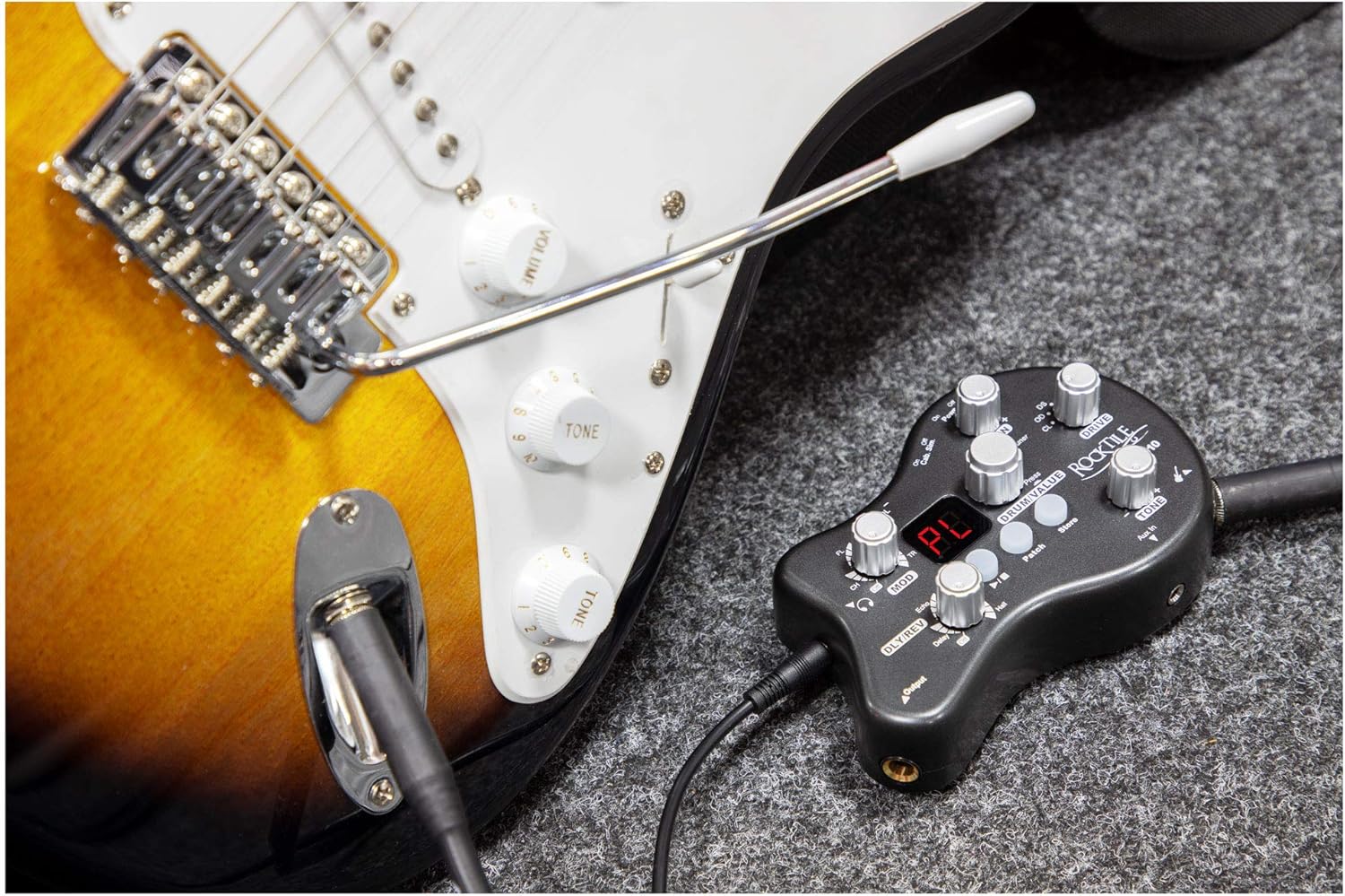 Rocktile GP-10 connected to a guitar and headphones