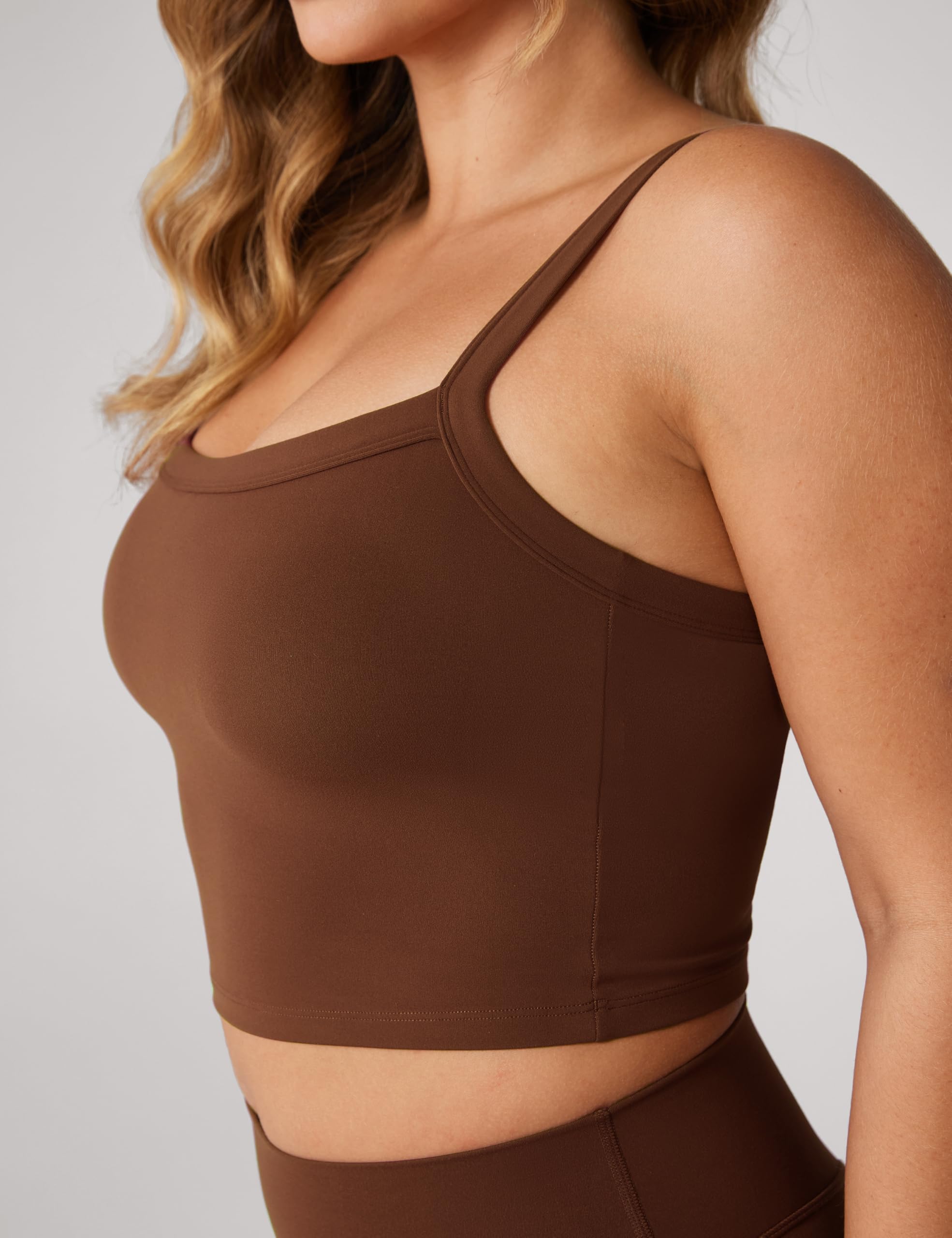 UNISSU Hugcurve - Brasier deportivo ajustable de cuello cuadrado para mujer, con brasier integrado, camisola acolchada