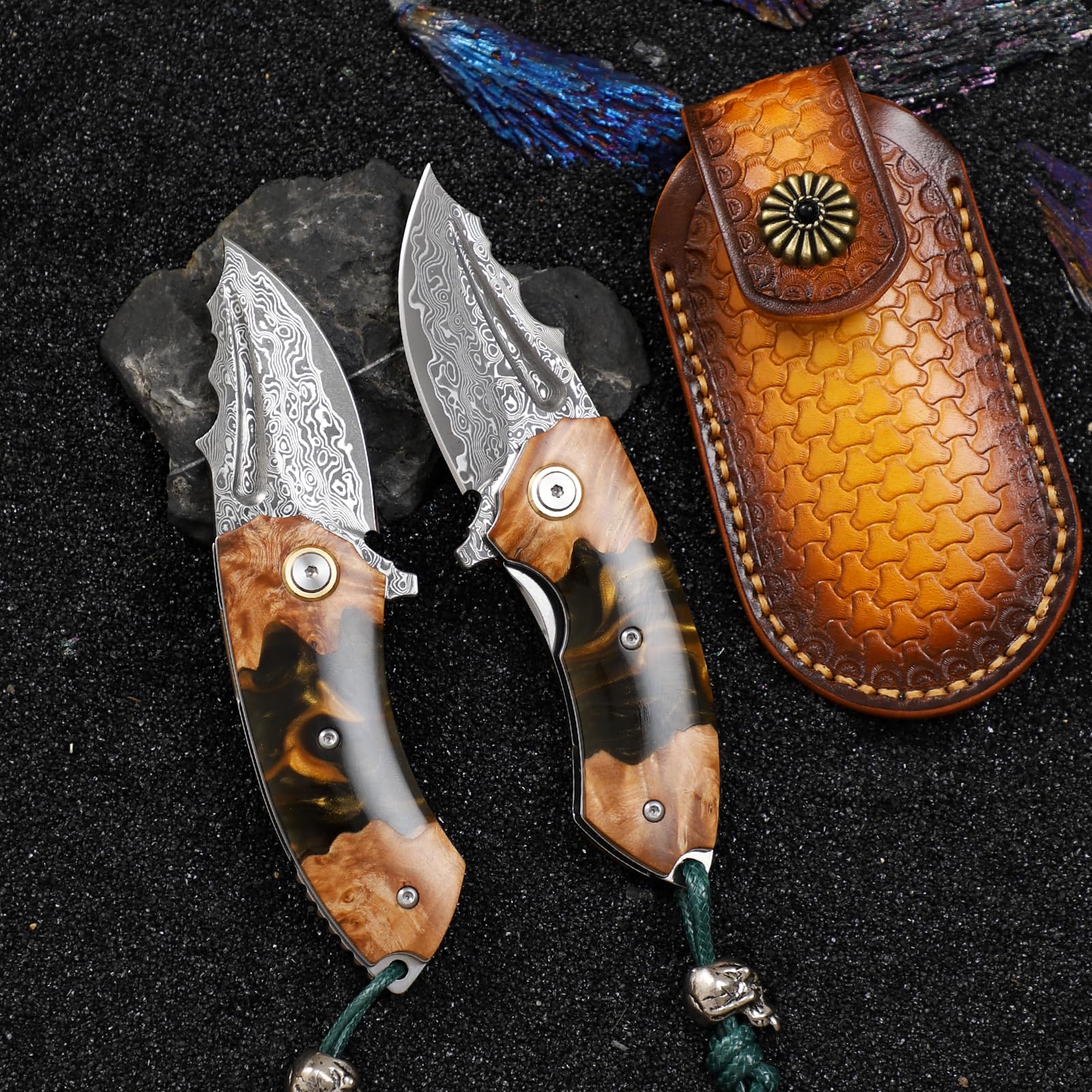 Handmade Japanese Damascus Steel Pocket Knife.Men's and Women's EDC Folding Knife，6cm Sharp blades，With leather sheath，Resin and maple handles，Suitable for hiking adventure, outdoor camping carry, mul