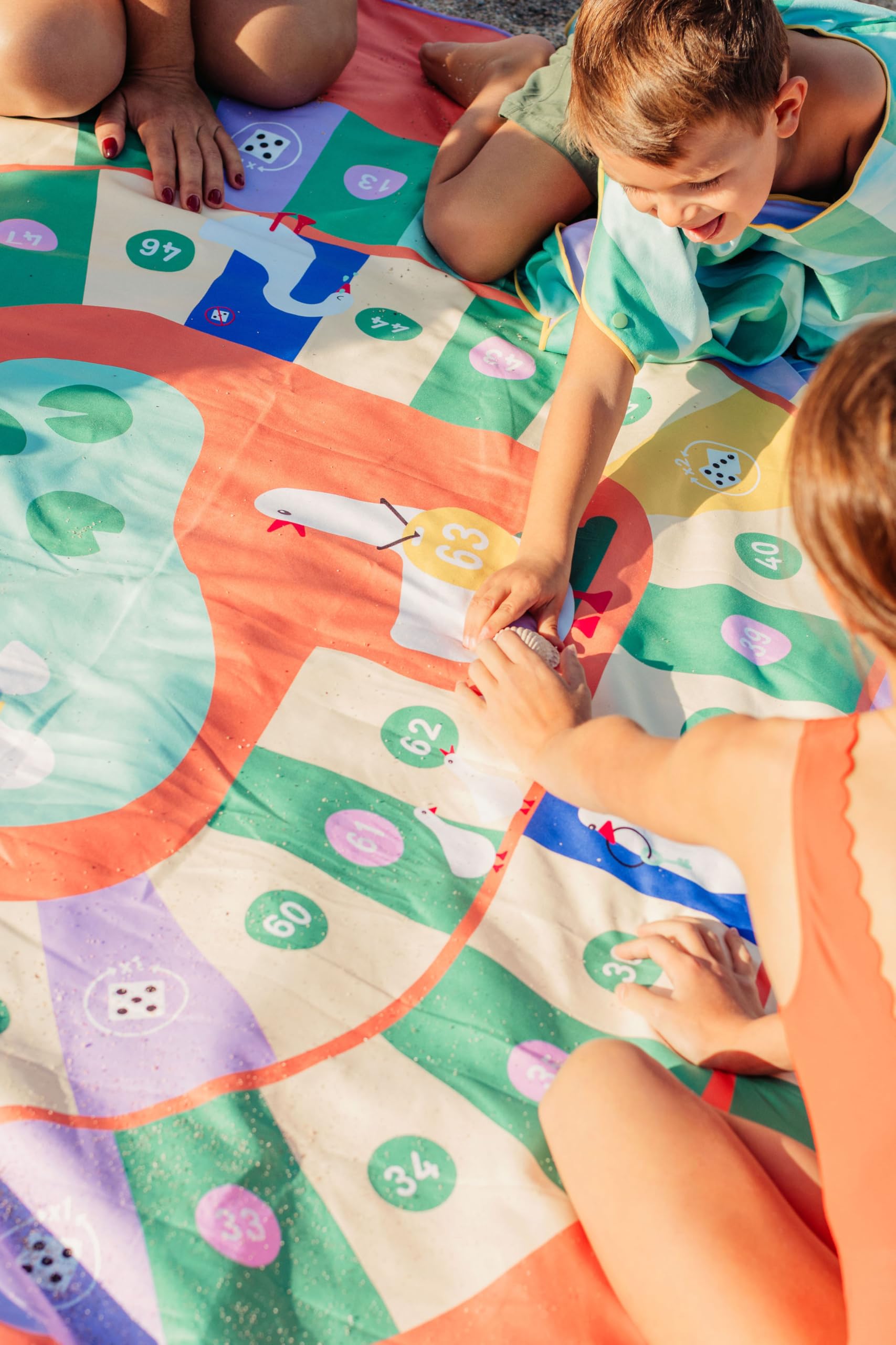 Quut – Toalla de playa para niños con juego – Microfibra de secado ultra rápido, sin arena, compacta y ligera (juego de ganso, XL – 180 x 180 cm)