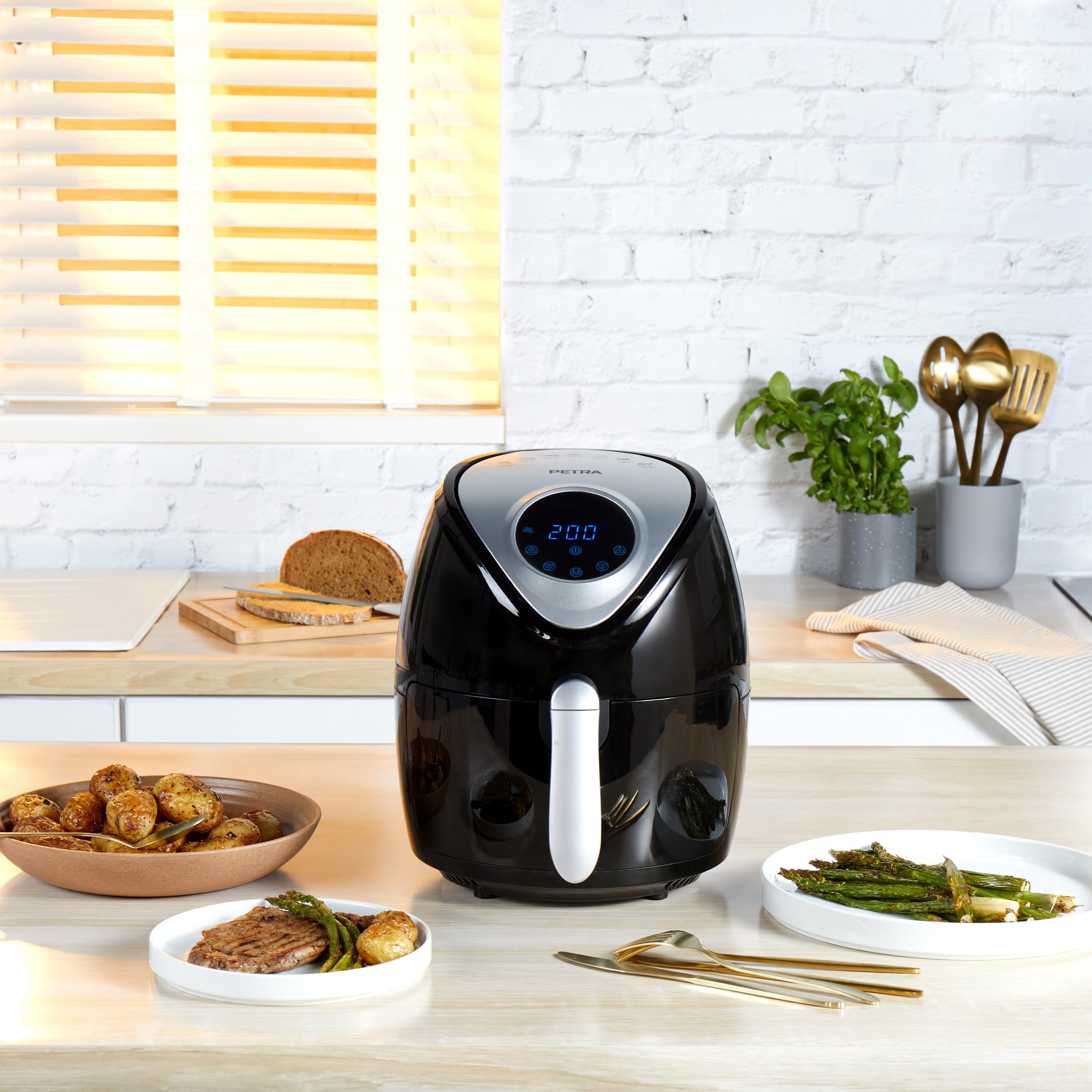 Petra PT4221VDEEU7 Freidora De Aire Eléctrica Sin Aceite, Convección de Aire Caliente, 4,5 Litros, Recipiente Antiadherente, Temporizador De 30 Minutos, 7 Funciones, Pantalla Táctil, 1300 W, Negro | Cesta extraíble antiadherente, hasta 200 °C, temporizado