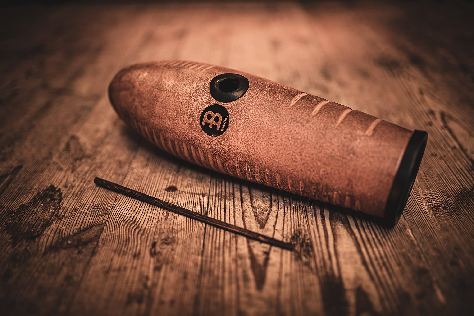 Meinl Percussion Guiro de fibra de vidrio en acabado marrón con agujeros de agarre acolchados, no fabricado en China. Rasqueta de madera incluida (GU7BR)