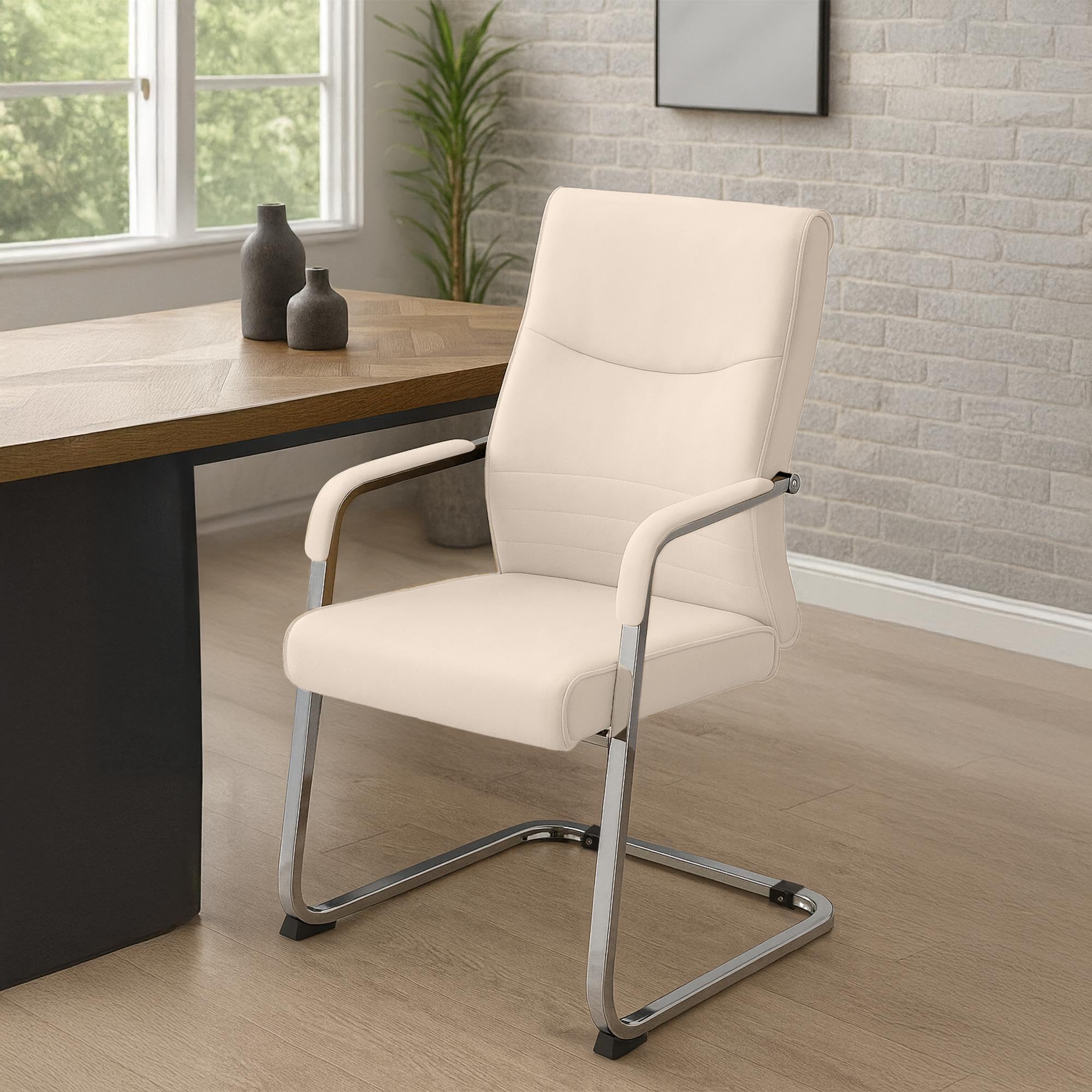 CLP Set di 2 sedie da pranzo ergonomiche Hobart, a sbalzo con braccioli imbottiti, struttura in metallo robusta, sedie da conferenza moderne, Colore:crema, Materiale:Ecopelle