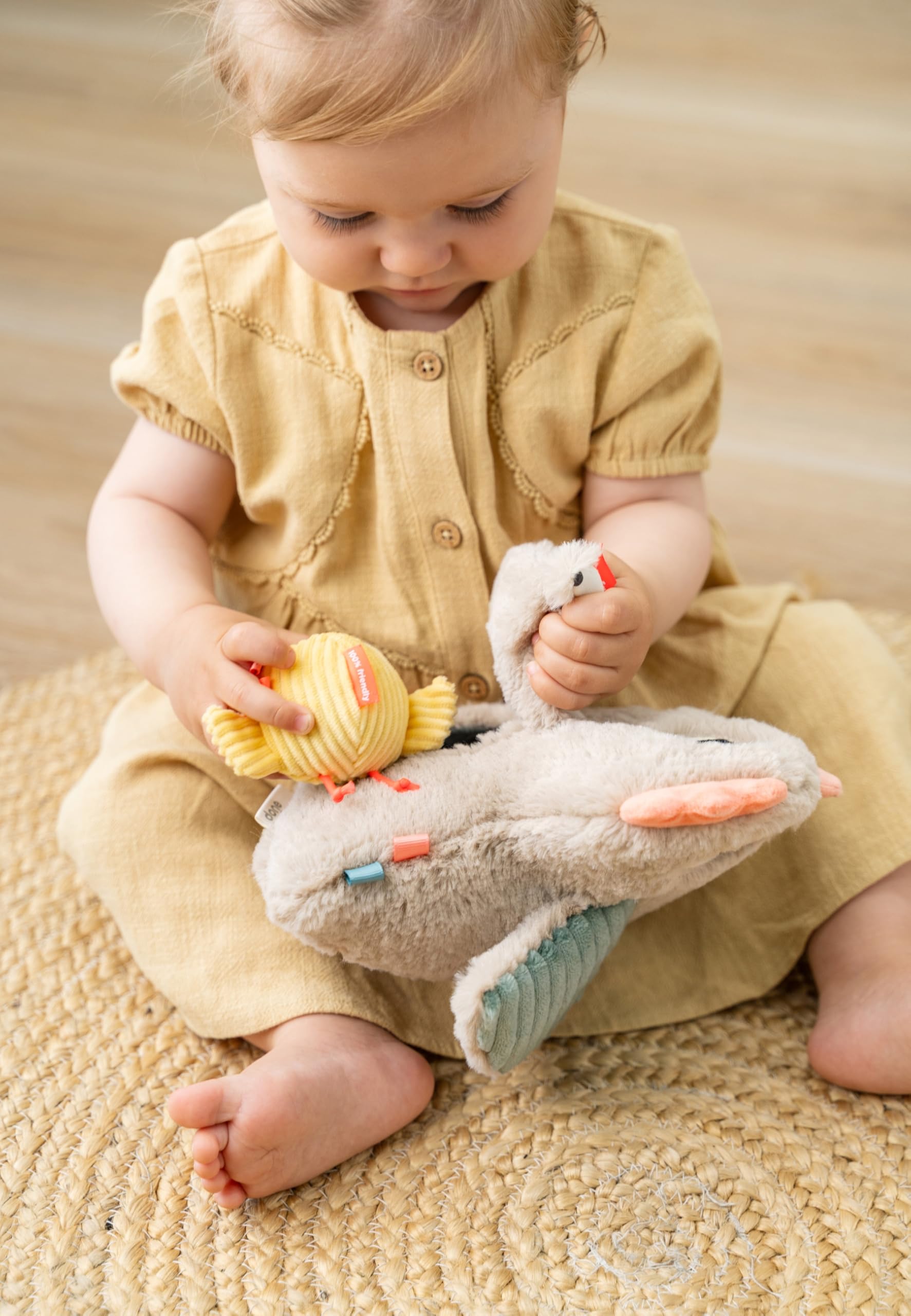Done by Deer Juego de Ocultación y Descubrimiento – Clucky – Arena | Juego Sensorial y de Motricidad para Bebés a Partir de 6 Meses | Con Pollitos, Espejo y Mordedor | Fomenta la Motricidad Fina y la