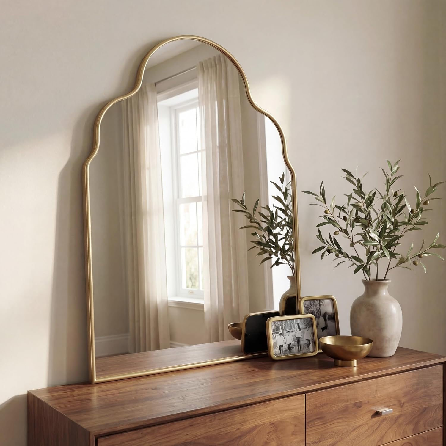 JONATHAN Y Alora 24" x 36" Gold Scalloped Arch Metal Framed Wall Mounted Mirror for Bathroom Vanity Entryway Bedroom Living Room Modern Floating Decorative Design MIR214A