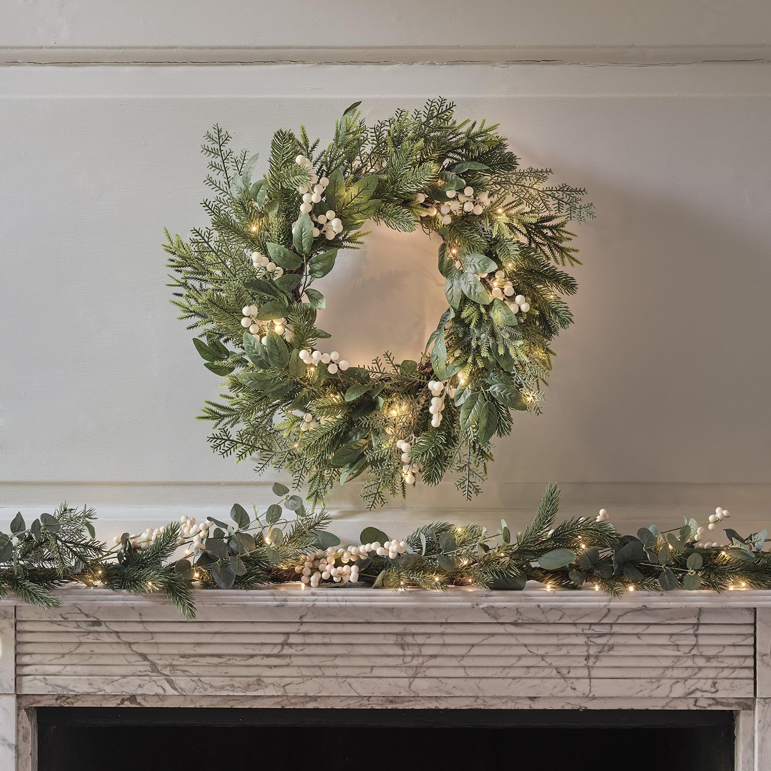 Lights4fun Beleuchteter Türkranz mit künstlichem Tannengrün & weißen Beeren | mit 50 warmweißen LEDs | batteriebetrieben & mit Timer | Weihnachten Winter | ø 50 cm | grün/weiß