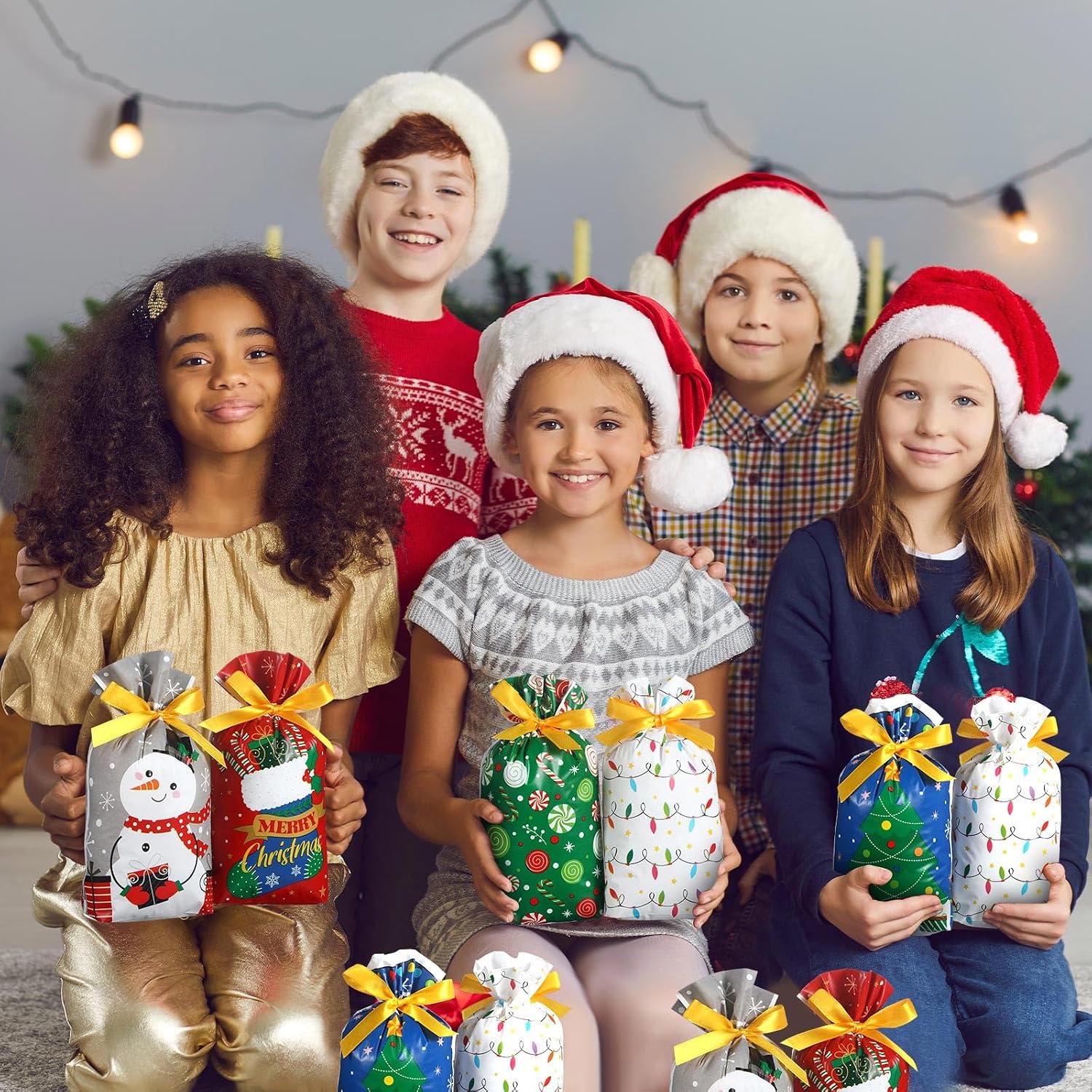 Funrous 50 Pcs Christmas Drawstring Bags Xmas Plastic Drawstring Gift Bags Christmas Candy Bags for Birthday Party Snack Packaging Wedding Gifts Wrapping Party Favors Merry Christmas