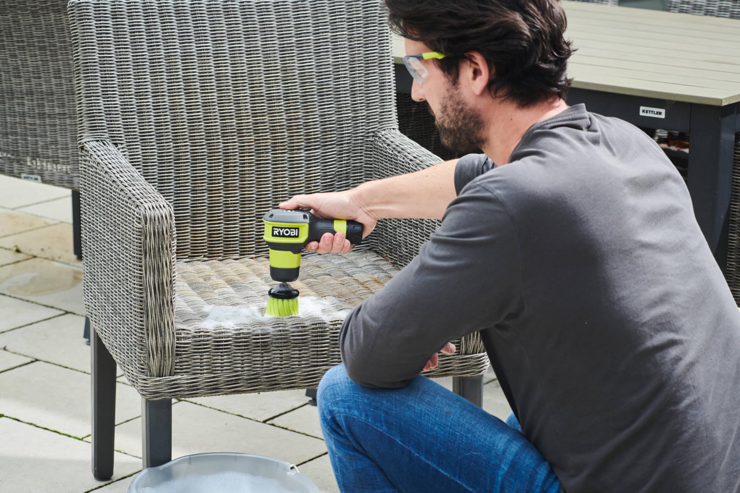 RYOBI 2-biegowa szczotka litowa USB 4V Idealna do łatwego czyszczenia zlewozmywaków, kabin prysznicowych - W zestawie 1 szczotka do wielu powierzchni 50 mm (sprzedawana bez baterii) - RSCR4-0