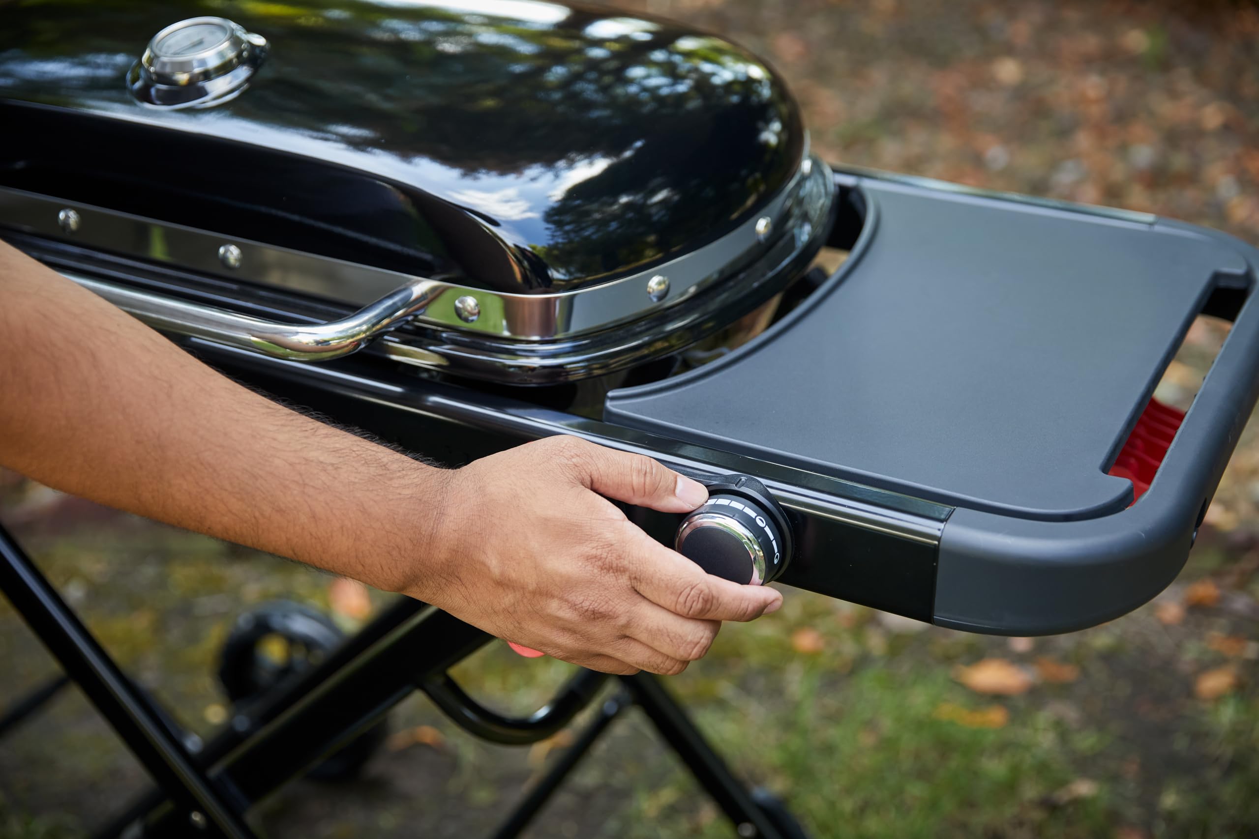 Weber Traveler barbecue à gaz/design pliable et portable avec roues, verrouillage automatique du couvercle et thermomètre intégré, 1 brûleur, largeur 111 cm, surface de cuisson 2065 cm², noir