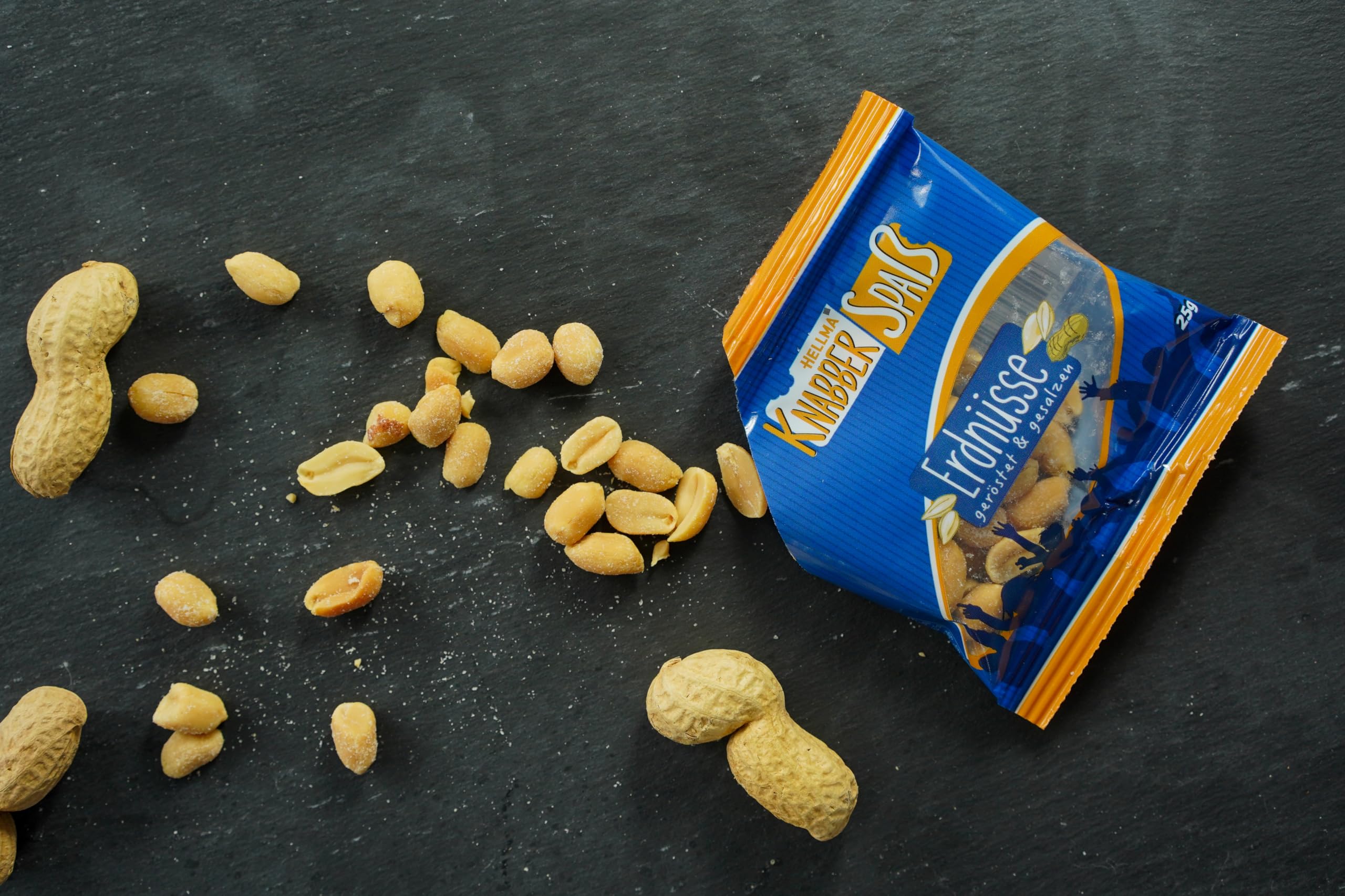 HELLMA Erdnüsse - 100 Stk. Salzige Knabberei im Mini-Beutel je 25 g - Snack-Vorrats-Box - für Büro oder unterwegs