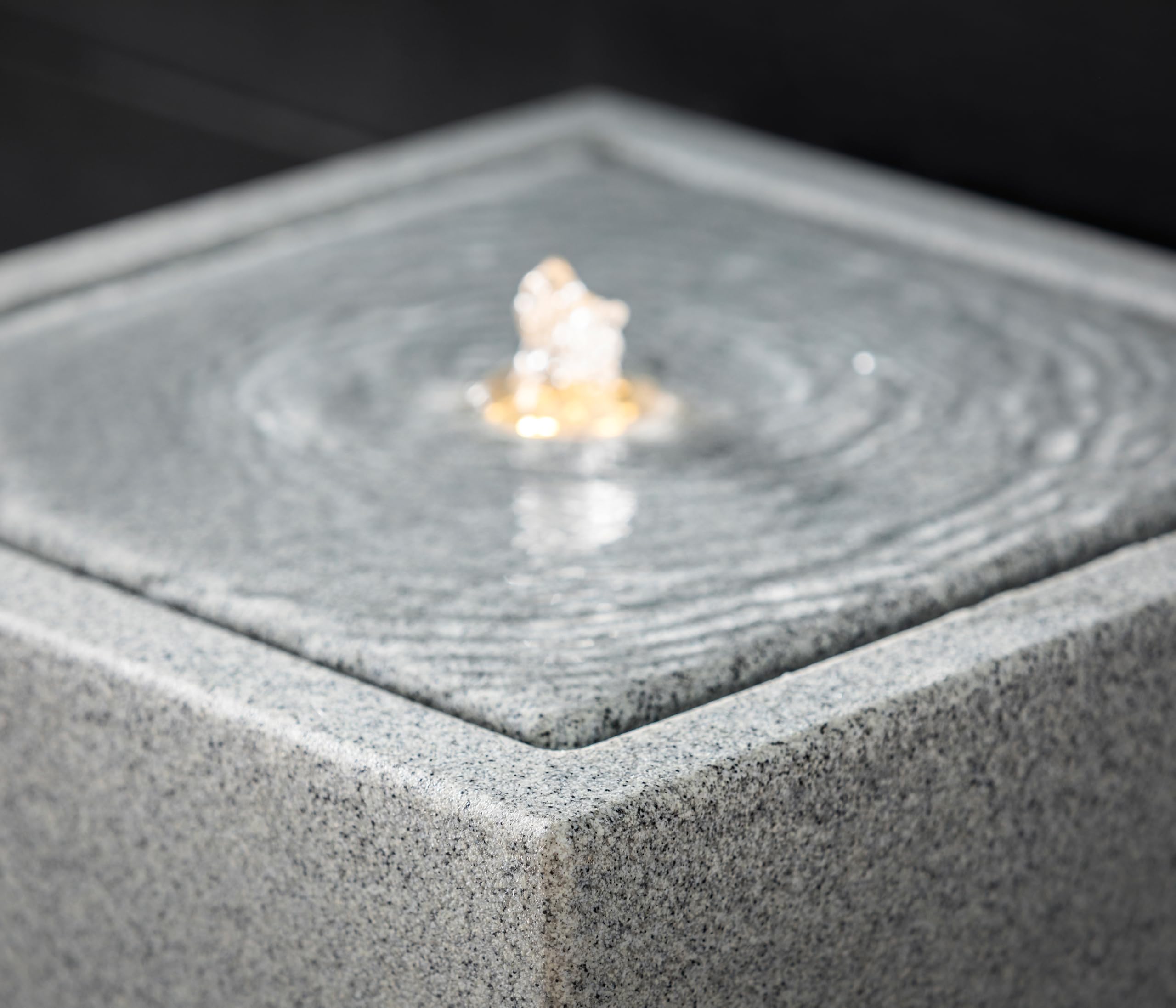 Dehner Solarbrunnen Glonn, Solarbrunnen frostbeständig, Brunnen für Außen, mit LED Beleuchtung, ca. 90 x 35 x 35 cm, Polyethylen, grau