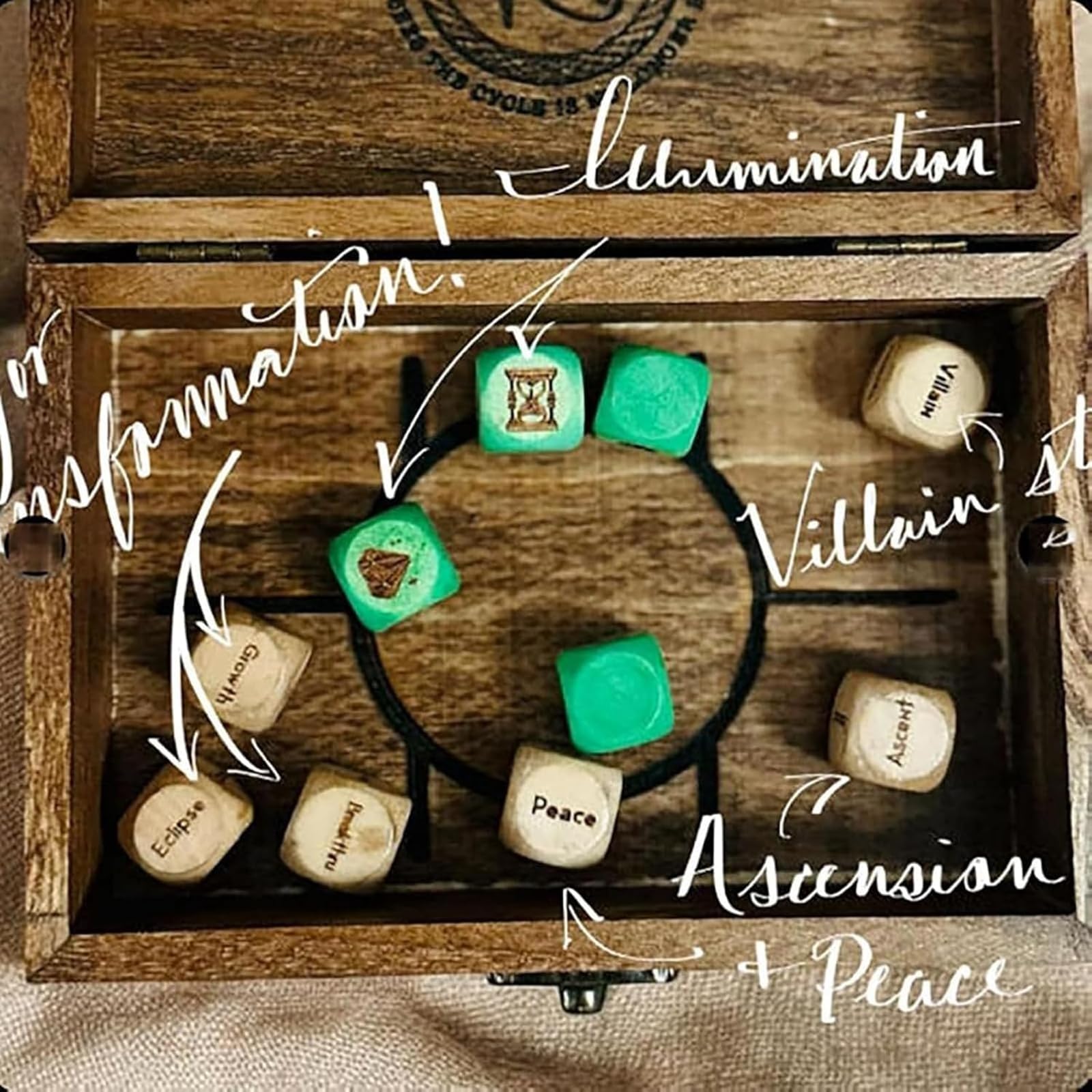 Set di dadi di divinazione con scatola di legno incisa - 10 pezzi | Dadi Oracolo di alta qualità per rituali, amplifica intuizione, realizzati a mano con simboli