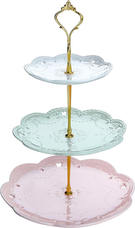 Gâteau Rayé à Trois Niveaux Avec Fleurs Blanches Sur Un Support En Bois