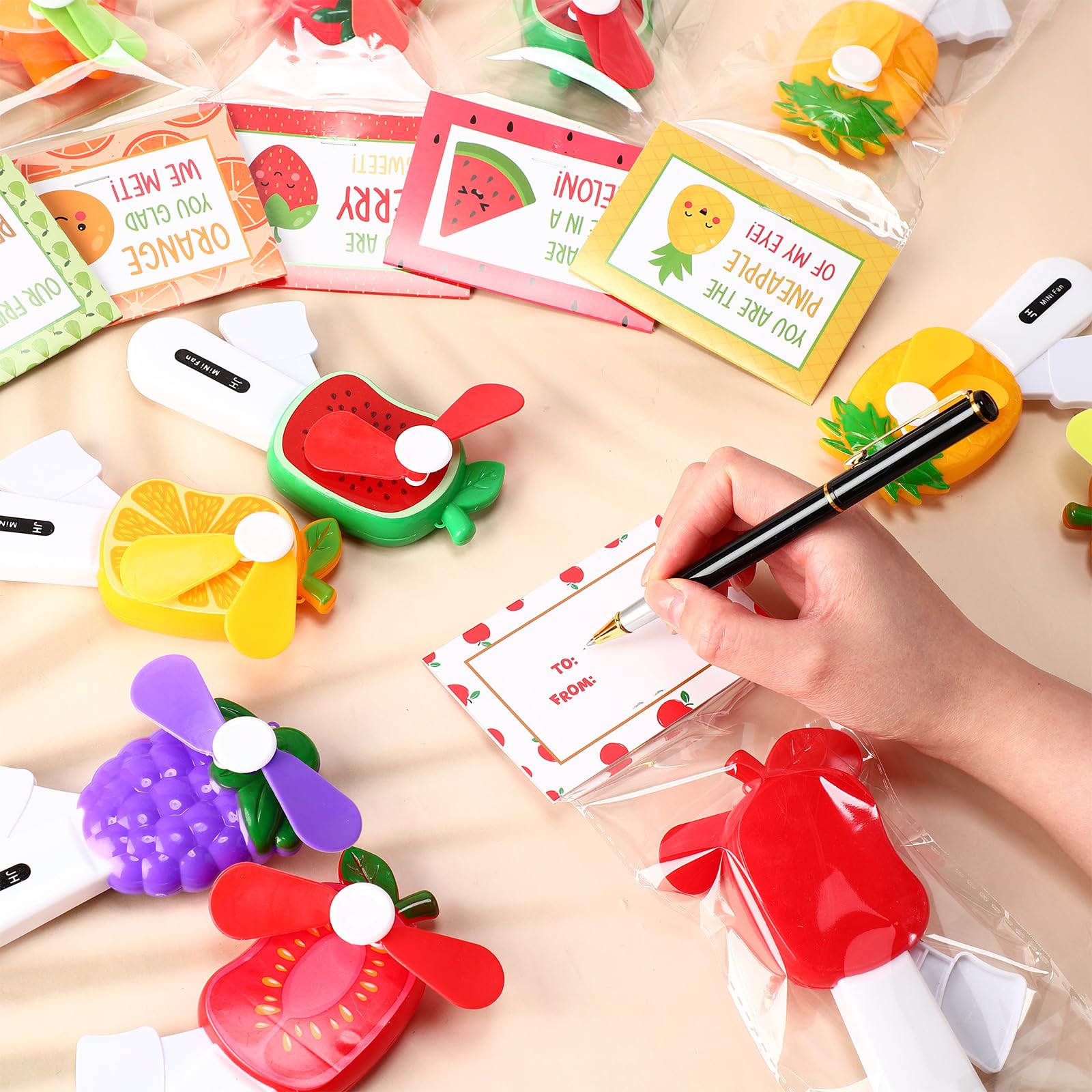 Confezione da 24 mini ventole portatili con schede, ventola di raffreddamento a pressione, frutta | Regali per fan Bulk per carino estate compleanno fine anno piscina festa spiaggia attività all'aperto scambio premi