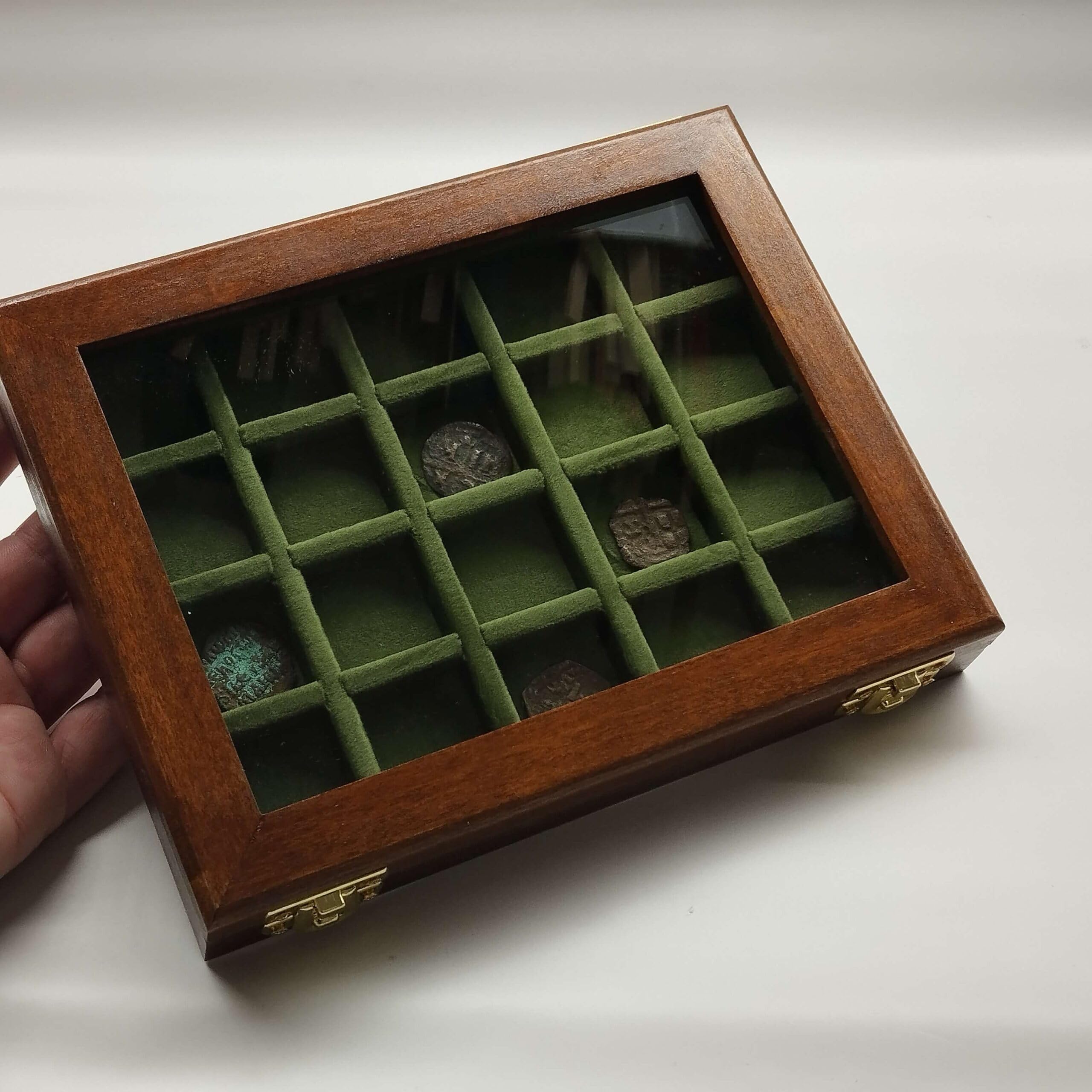 Vitrina Numismática Artesanal de Madera y Terciopelo para Monedas de Colección — Estuche Expositor para Marengos, Follis, Monedas Romanas Antiguas y de Plata